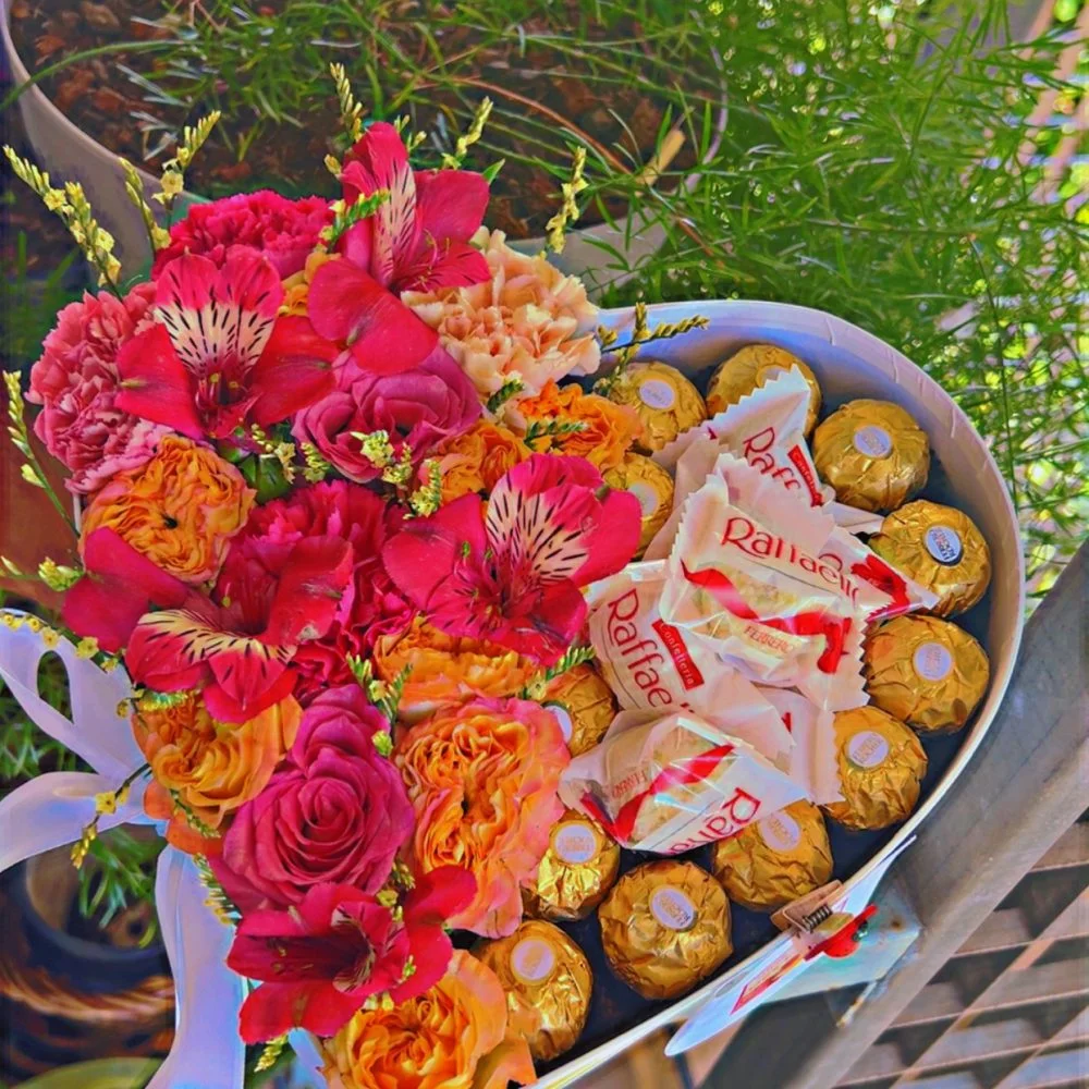 Box florale et ses chocolats, par Sema Fleurs, fleuriste à Saint-Denis