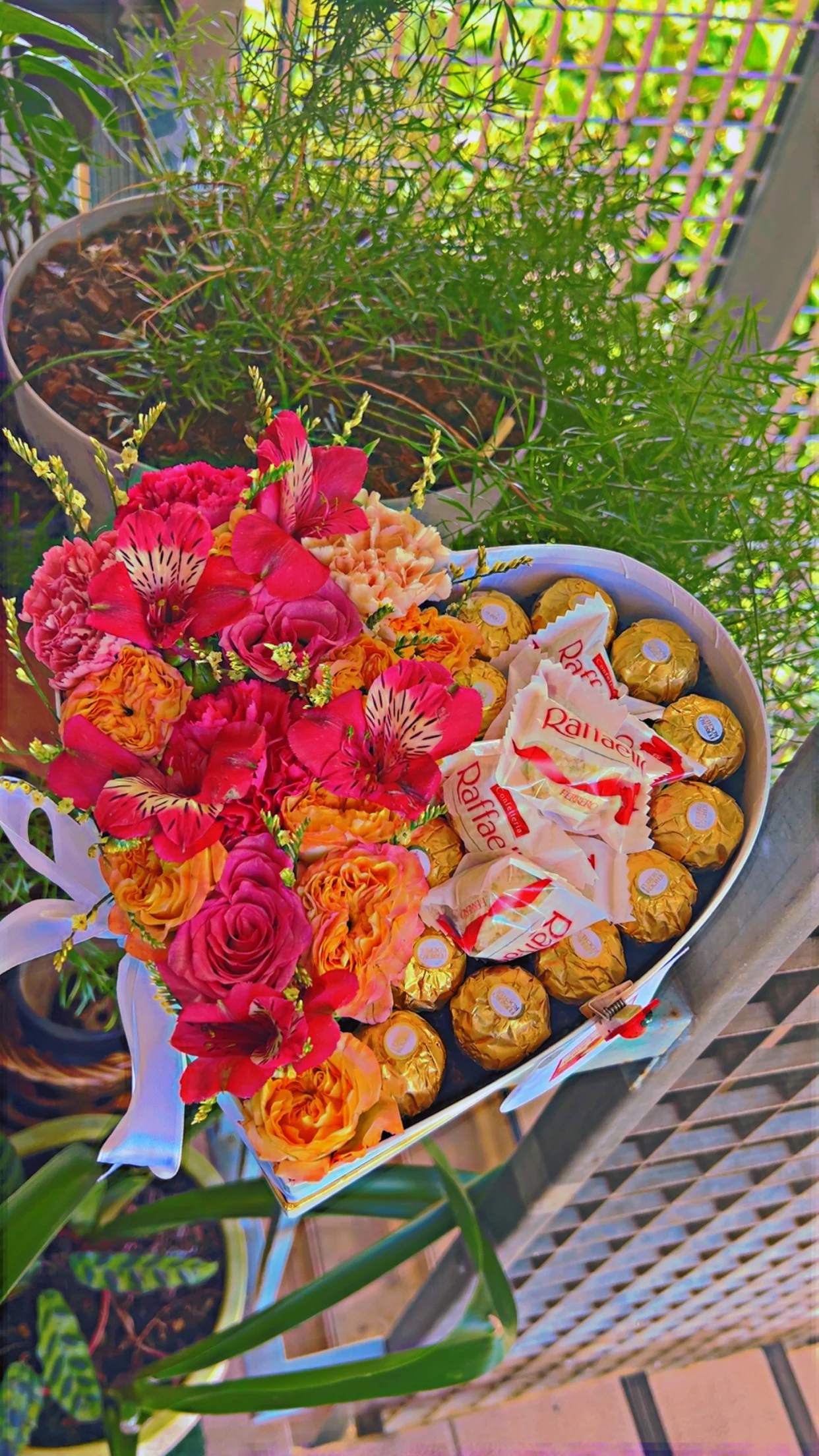 Box florale et ses chocolats, par Sema Fleurs, fleuriste à Saint-Denis