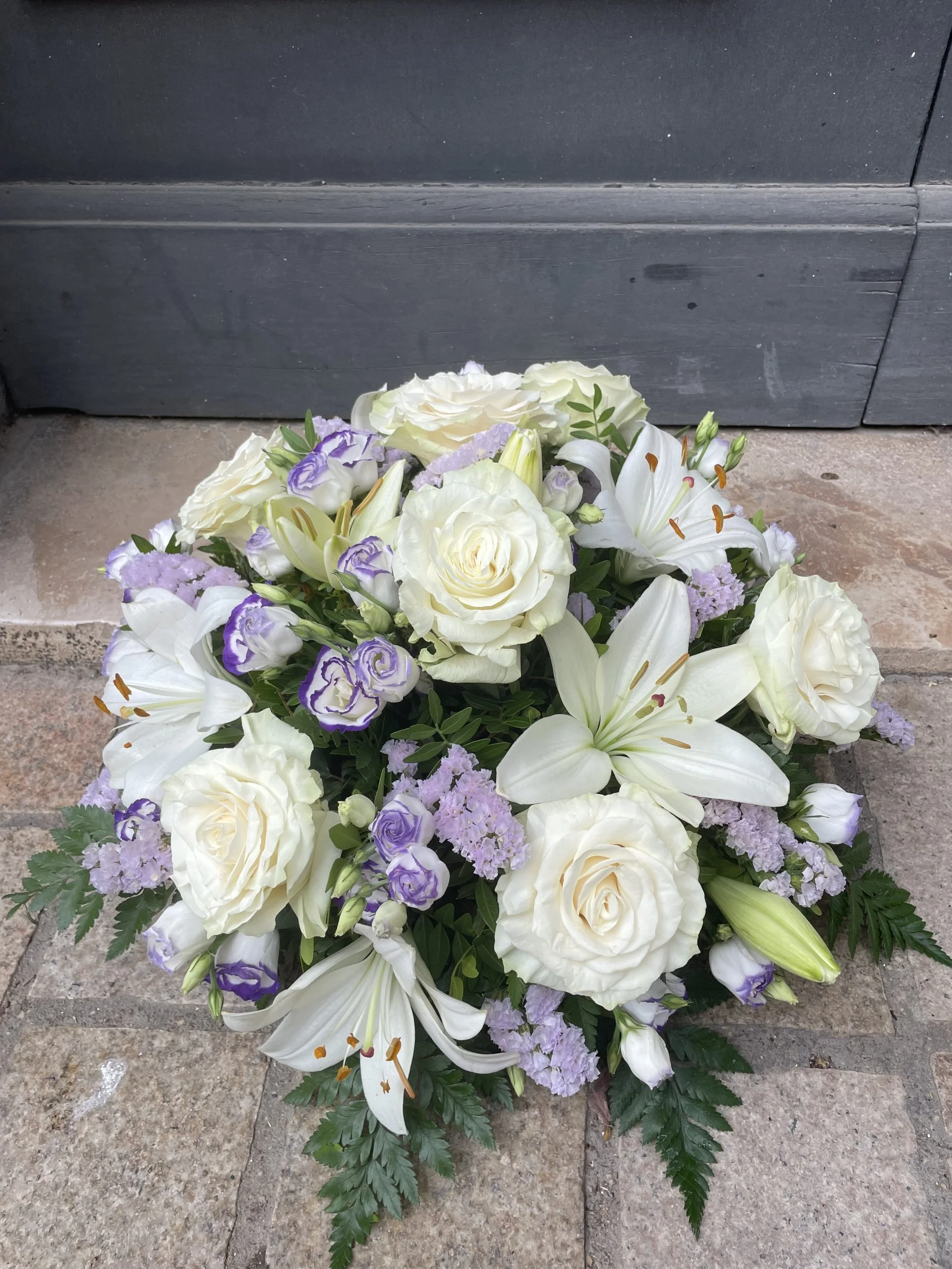 Gerbe ronde tons de blanc, par La Rose d'Or, fleuriste à Ollioules