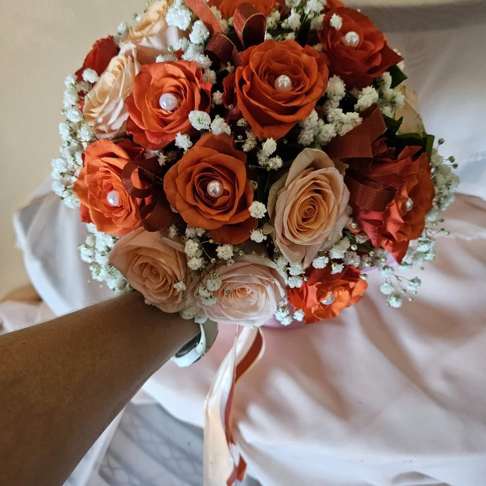 Bouquet Main Rond – Élégance Intemporelle 💐, par Céline Création Florale, fleuriste à Le Tampon