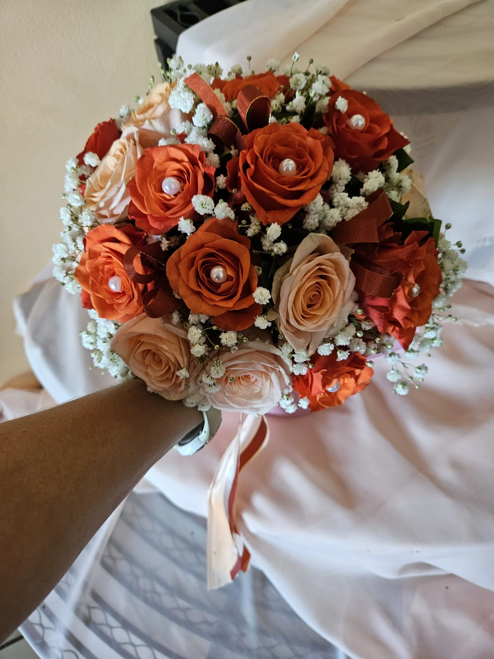 Bouquet Main Rond – Élégance Intemporelle 💐, par Céline Création Florale, fleuriste à Le Tampon