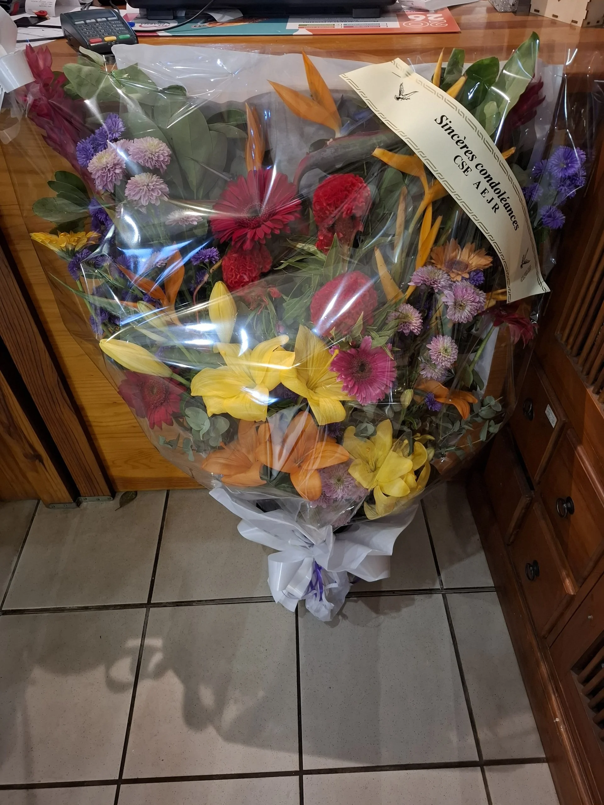 Gerbe ou bouquet de Deuil, par Céline Création Florale, fleuriste à Le Tampon