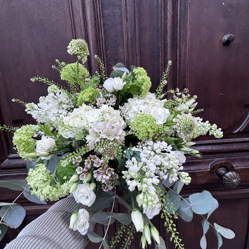 bouquet champêtre blanc et vert, par Herbacée, fleuriste à Francheville