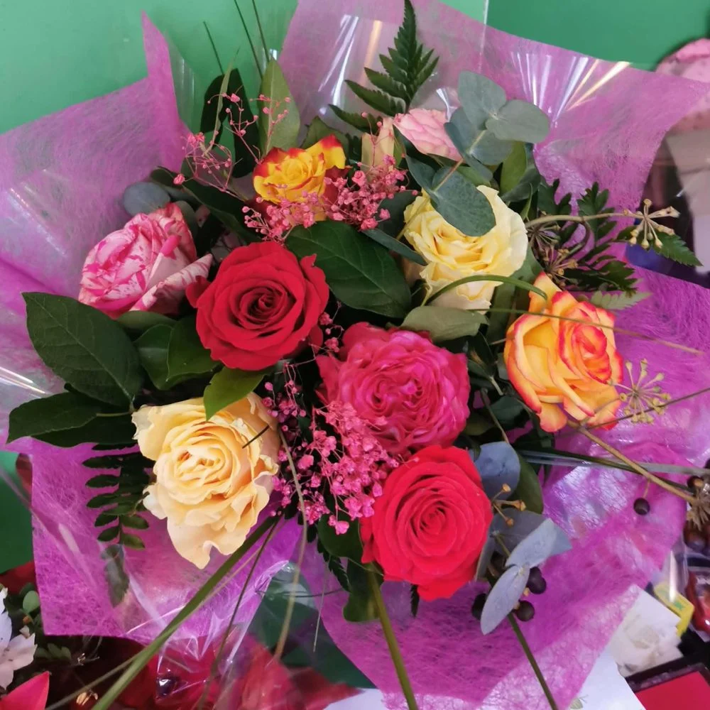 bouquet de rose de couleur mixte, par Coeur de Fleur, fleuriste à Gembloux