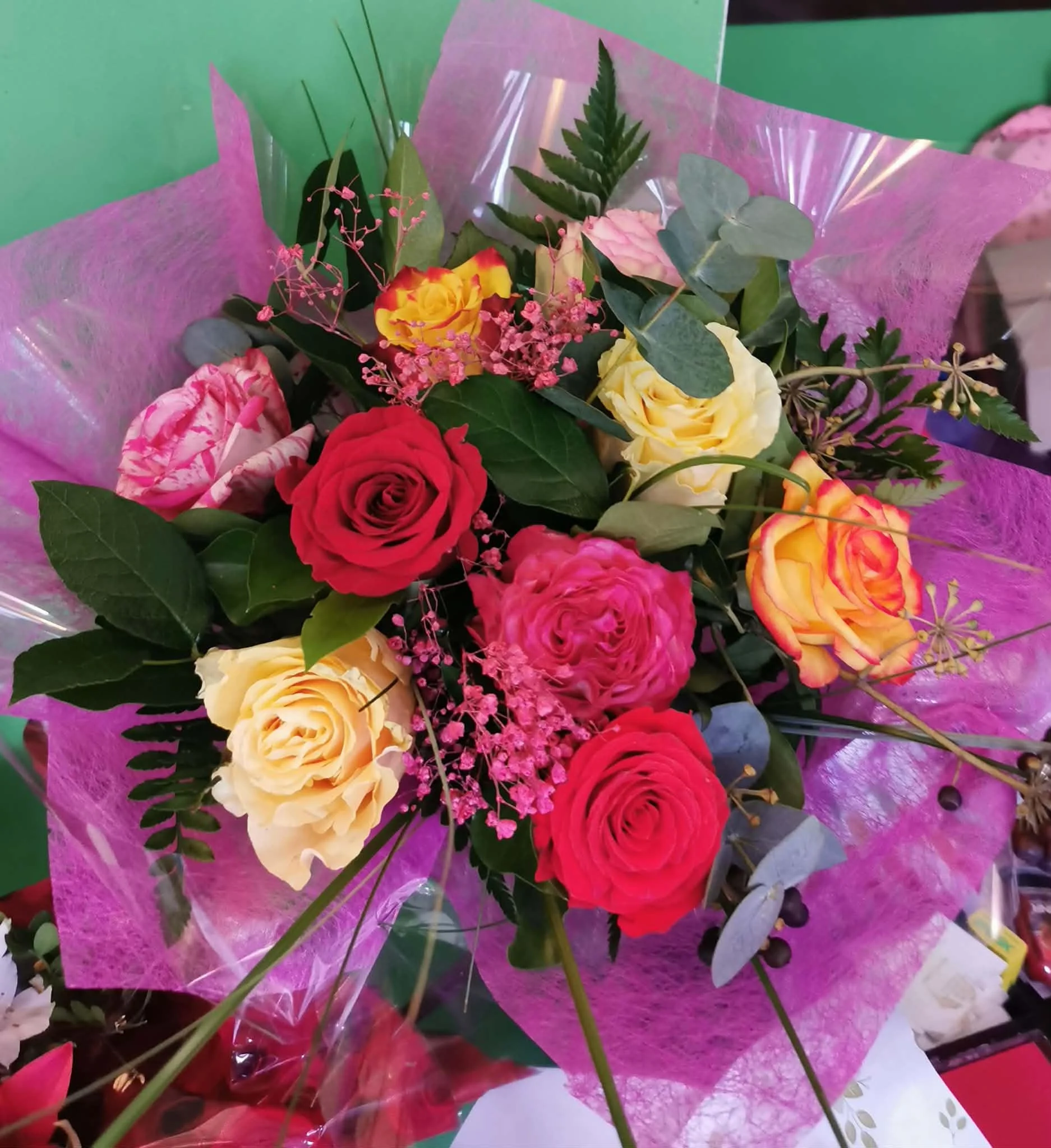 bouquet de rose de couleur mixte, par Coeur de Fleur, fleuriste à Gembloux
