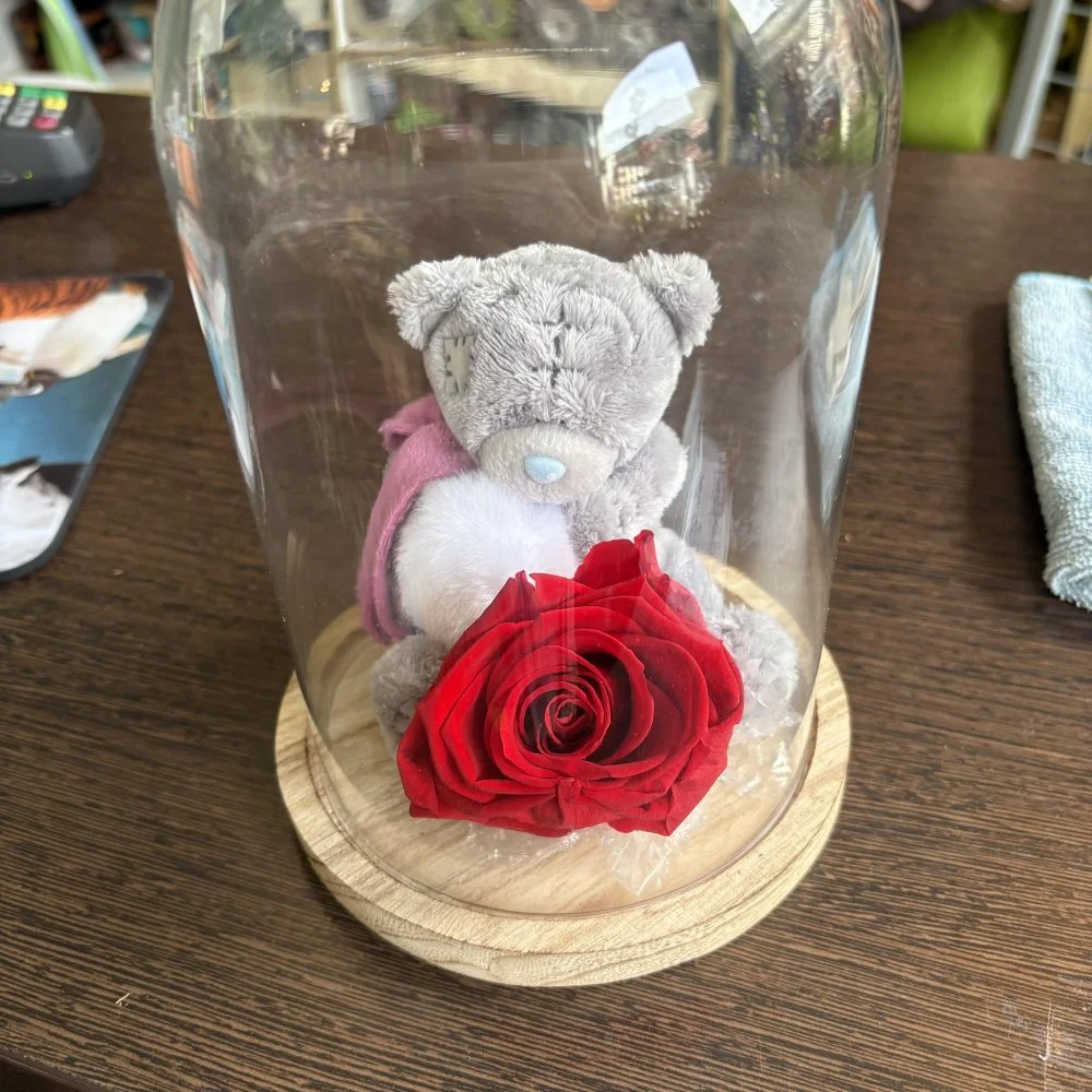 Rose éternelle sous cloche avec une peluche, par Coeur de Fleur, fleuriste à Gembloux