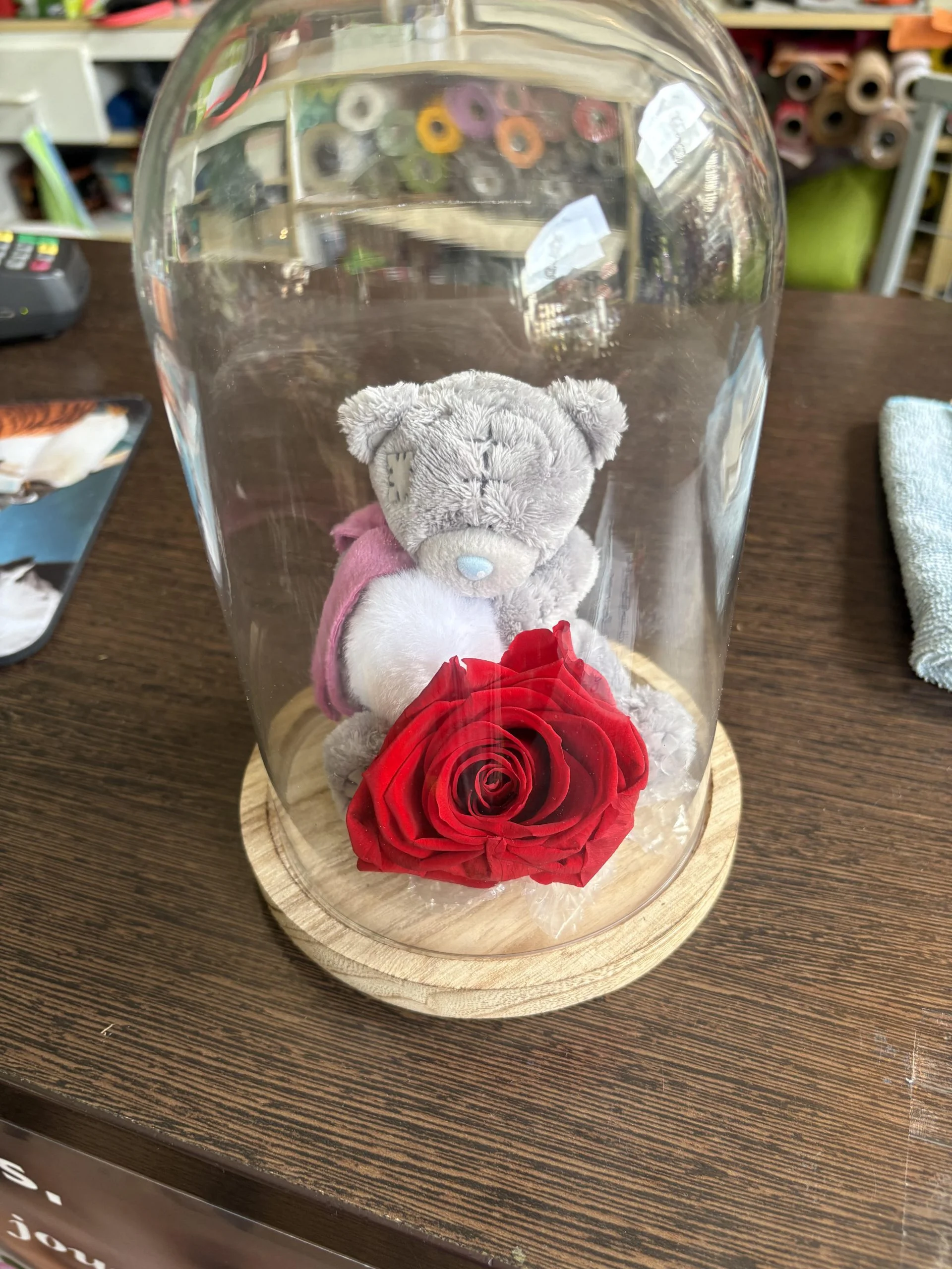 Rose éternelle sous cloche avec une peluche, par Coeur de Fleur, fleuriste à Gembloux