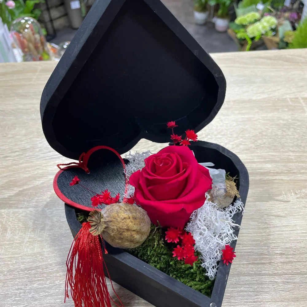 Coeur rose stabilisée rouge, par Eglantine et Pivoine, fleuriste à Davézieux