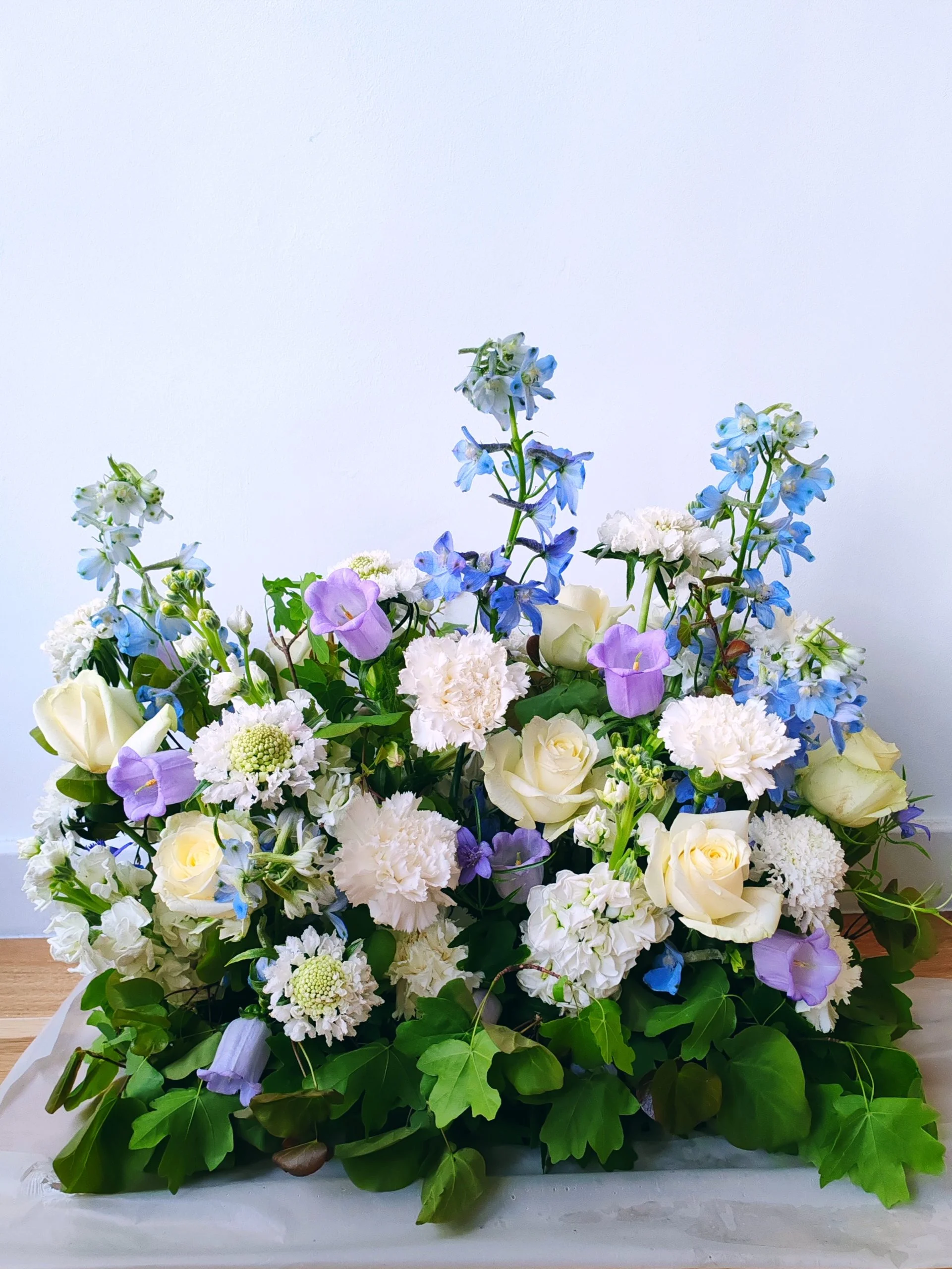 Composition Funéraire, par Les Rêveries d'Elise - Studio floral, fleuriste à Aix-en-Provence