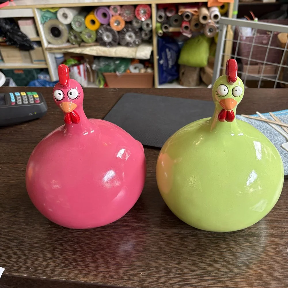 poule en décoration, par Coeur de Fleur, fleuriste à Gembloux