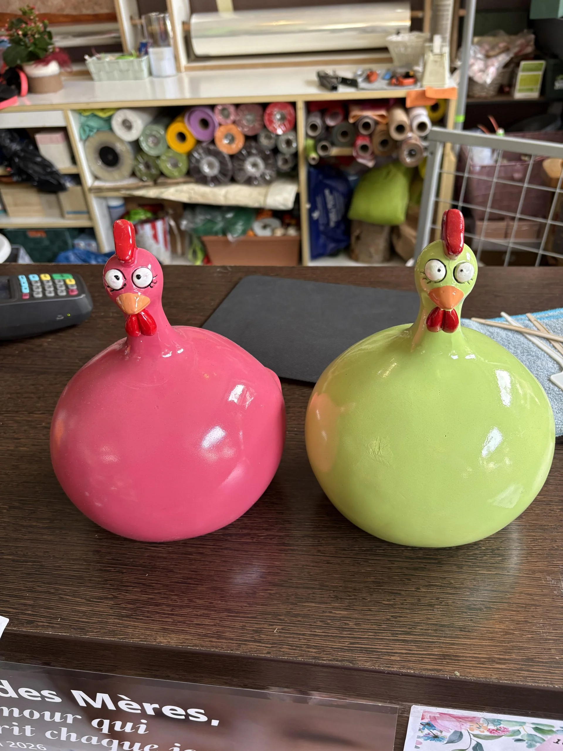 poule en décoration, par Coeur de Fleur, fleuriste à Gembloux