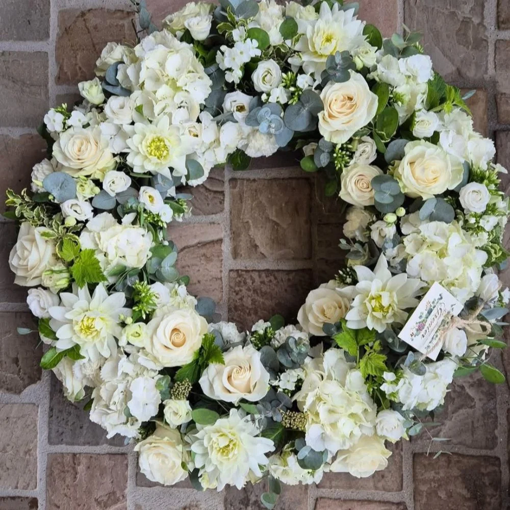 Couronne de deuil, par Le Grenier Fleuriste, fleuriste à Rouillon