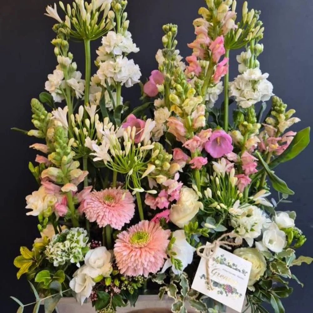Composition hauteur, par Le Grenier Fleuriste, fleuriste à Rouillon