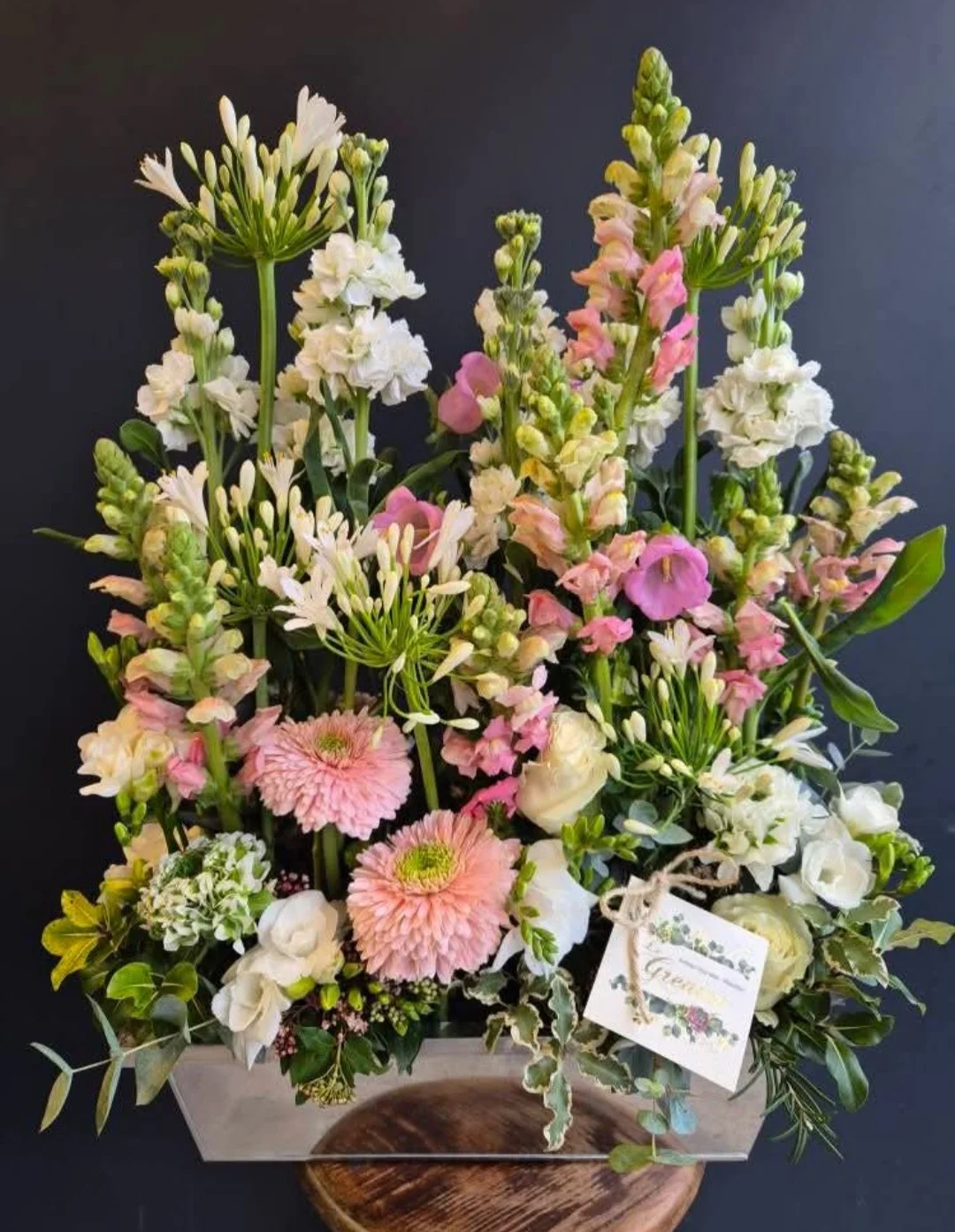 Composition hauteur, par Le Grenier Fleuriste, fleuriste à Rouillon