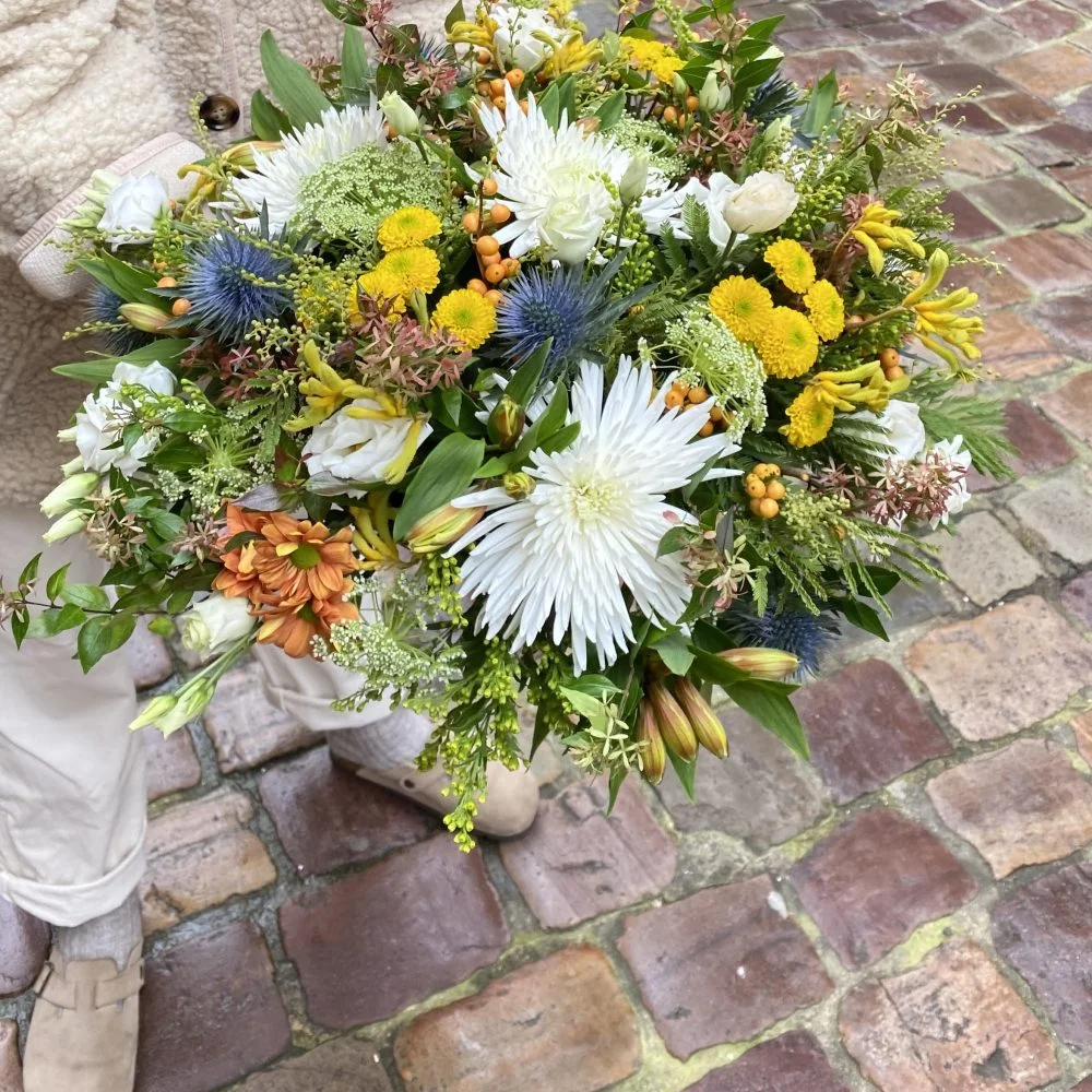 Gerbe de deuil ronde, par Maison Tulipe, fleuriste à Rennes