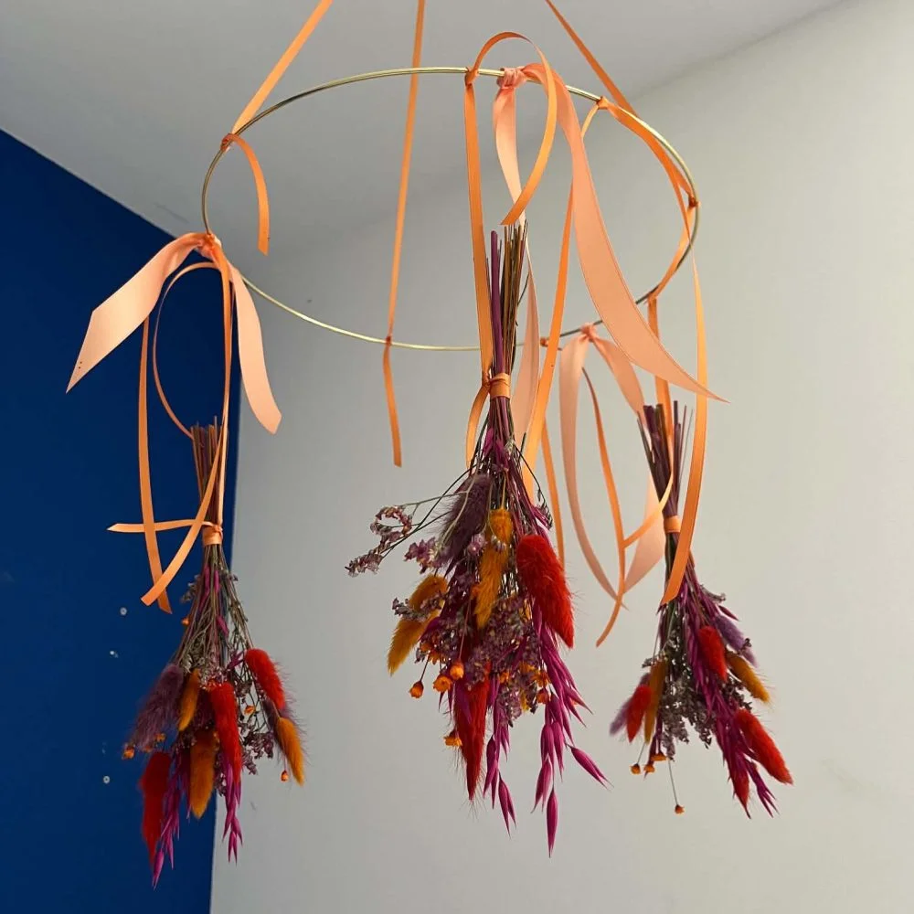 Mobile en fleurs séchées, par Eglantine Fleuriste, fleuriste à Bouguenais