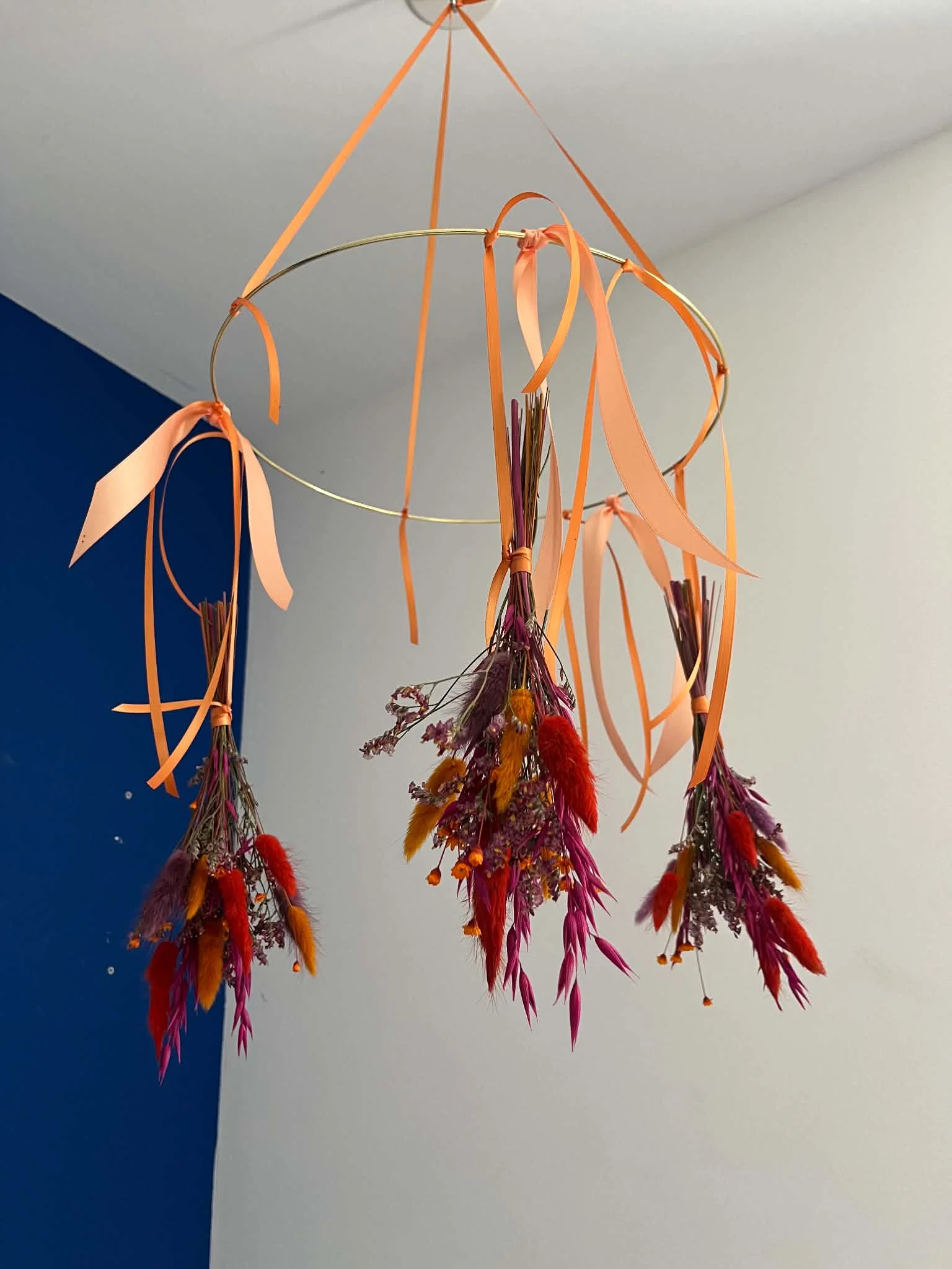 Mobile en fleurs séchées, par Eglantine Fleuriste, fleuriste à Bouguenais