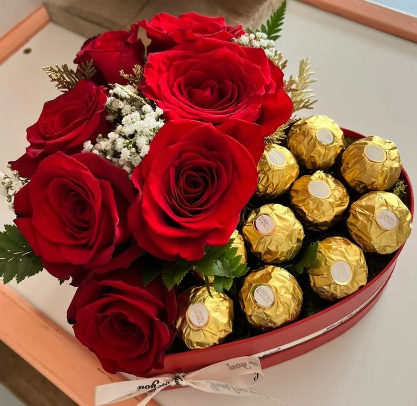 Composition avec Ferrero Rocher, par Passion Florale by Lili-fleurs, fleuriste à Le Moule