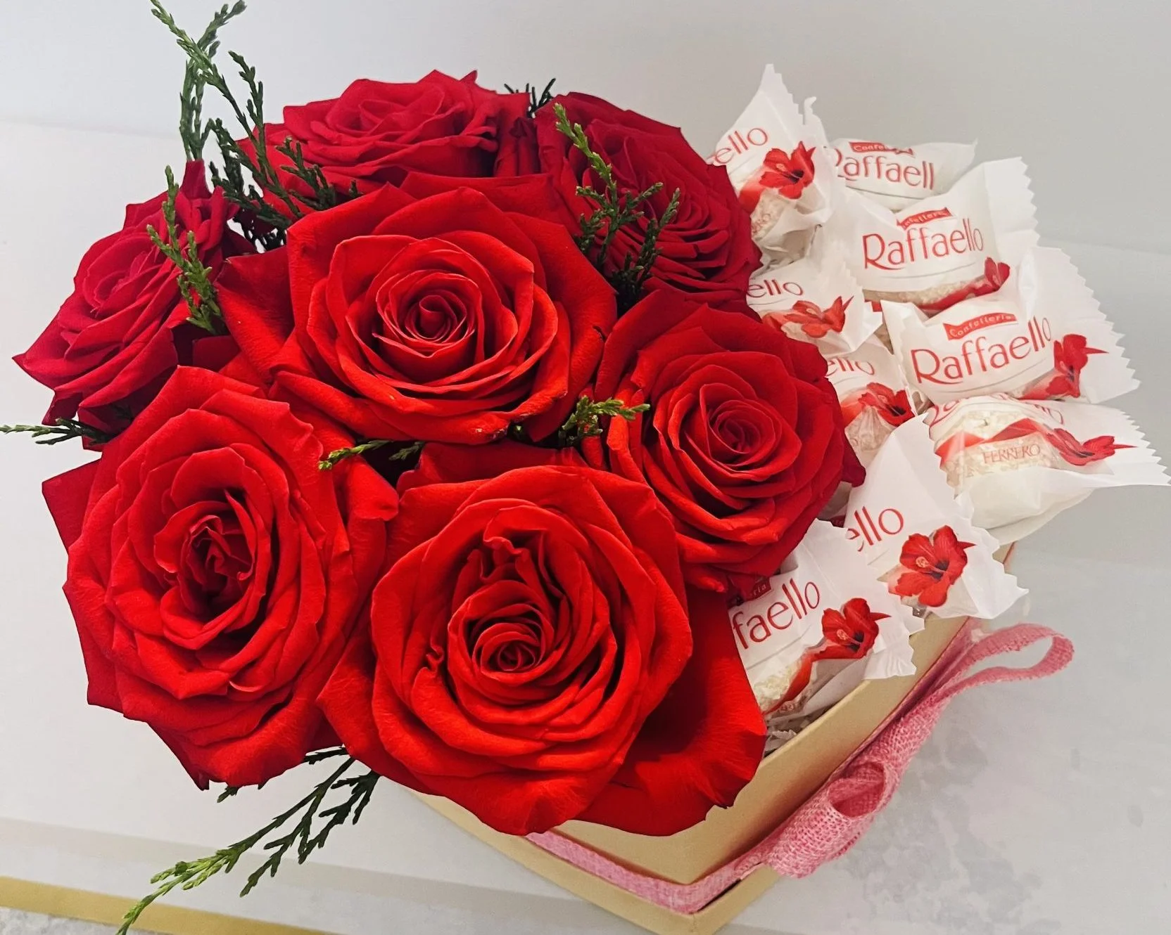 Composition avec RAFFAELLO, par Passion Florale by Lili-fleurs, fleuriste à Le Moule