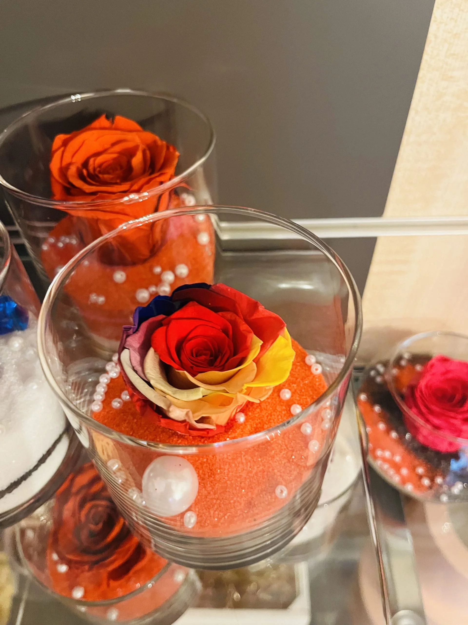 Rose éternelle vase sable, par Passion Florale by Lili-fleurs, fleuriste à Le Moule