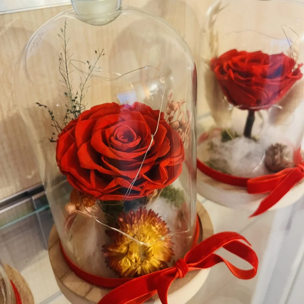 Rose éternelle sous cloche, par Passion Florale by Lili-fleurs, fleuriste à Le Moule