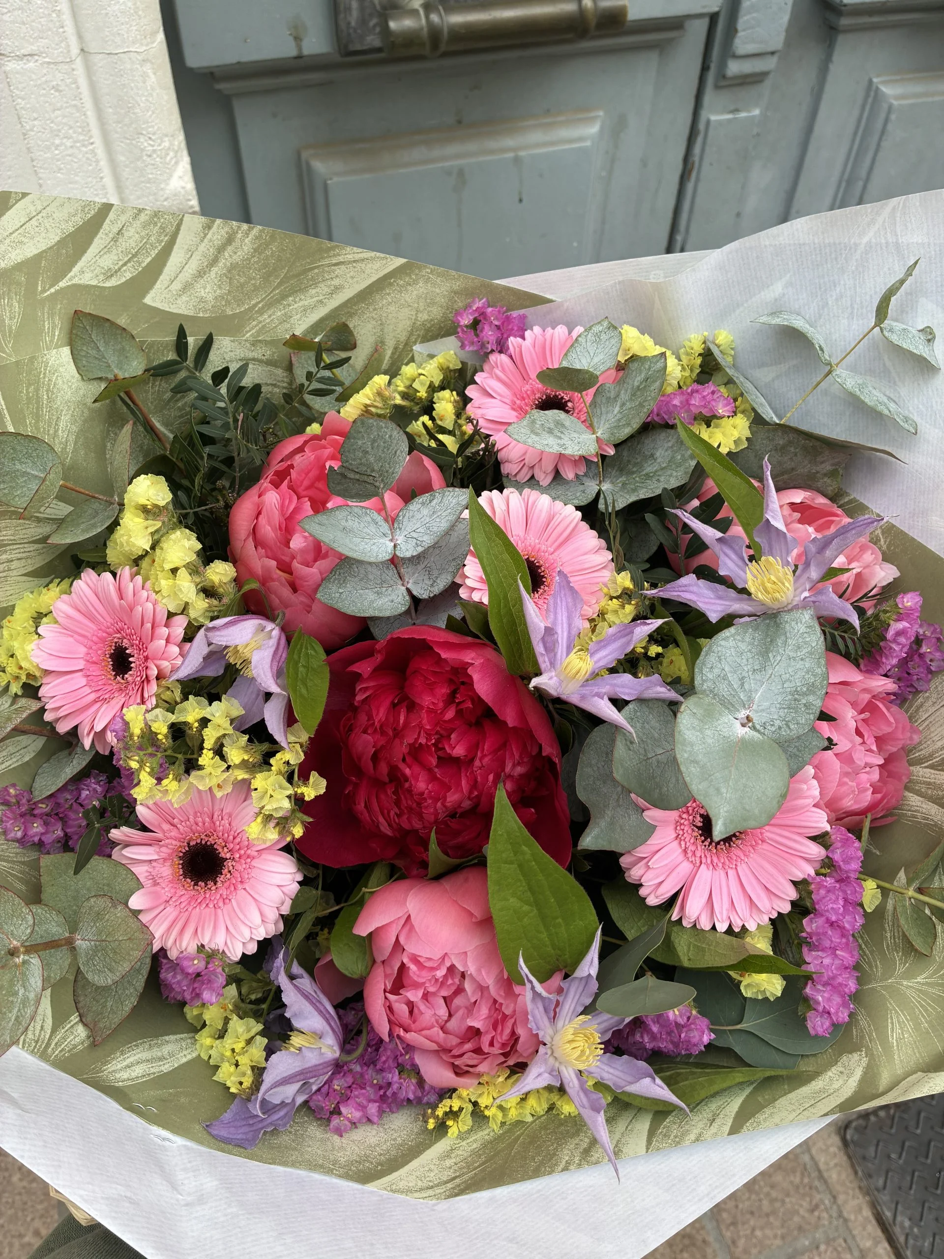 Bouquet Fête des Mères avec Pivoines et fleurs de saison selon arrivage, par La Rose d'Or, fleuriste à Ollioules