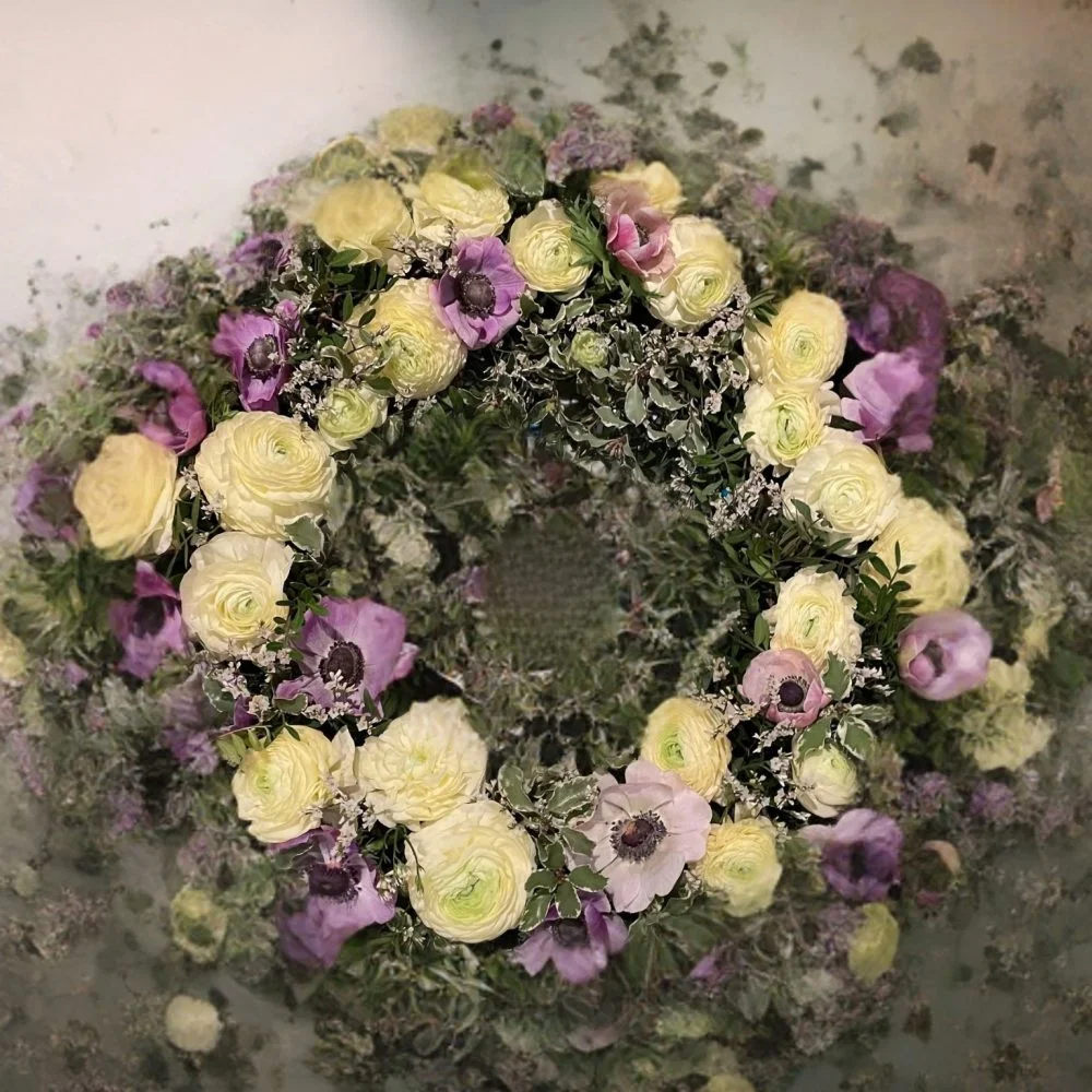 Couronne de fleurs fraîches pour un hommage, par Atelier floral'terre & FLEURS', fleuriste à Pléneuf-Val-André