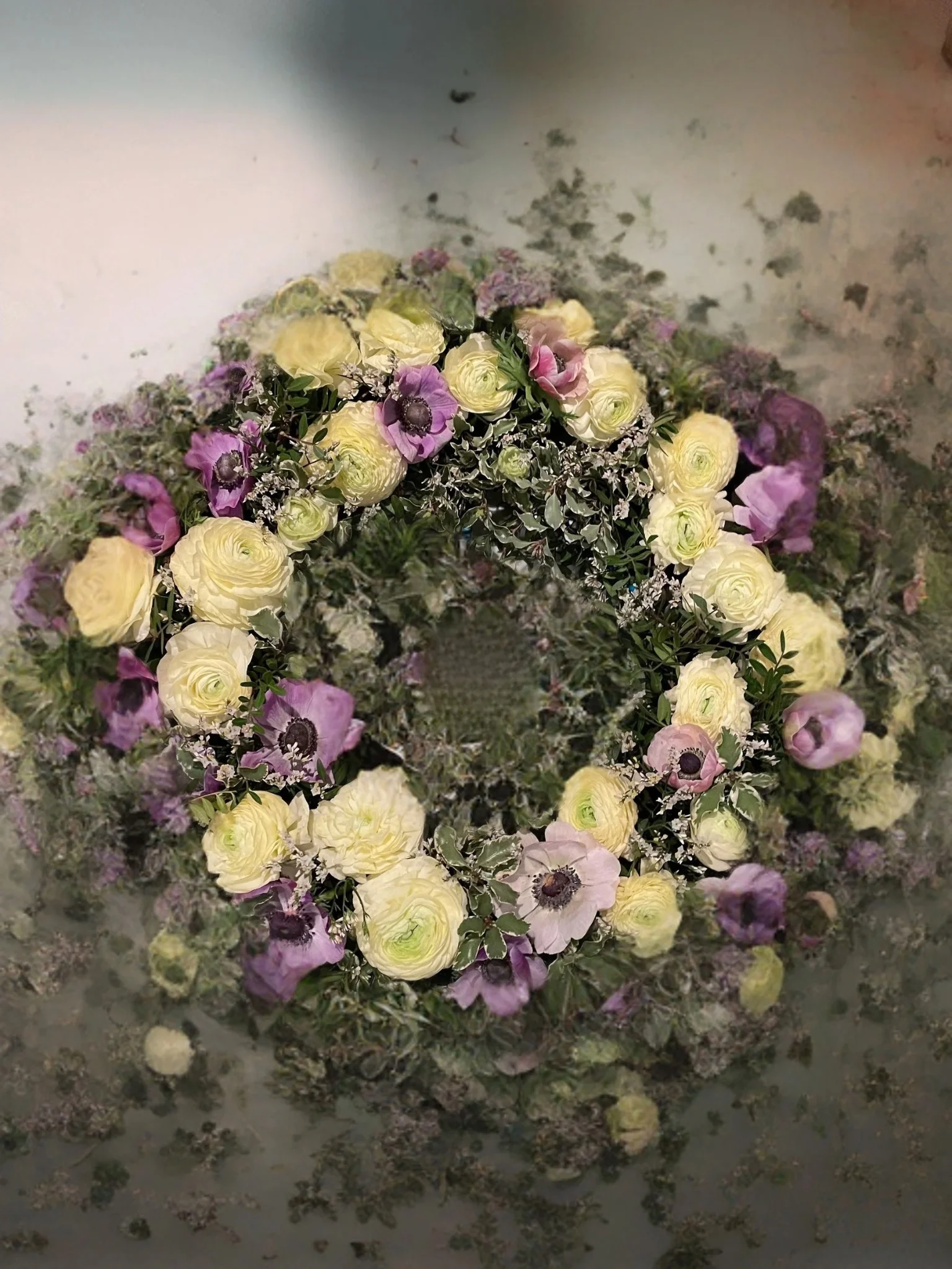 Couronne de fleurs fraîches pour un hommage, par Atelier floral 'terre & FLEURS', fleuriste à Pléneuf-Val-André