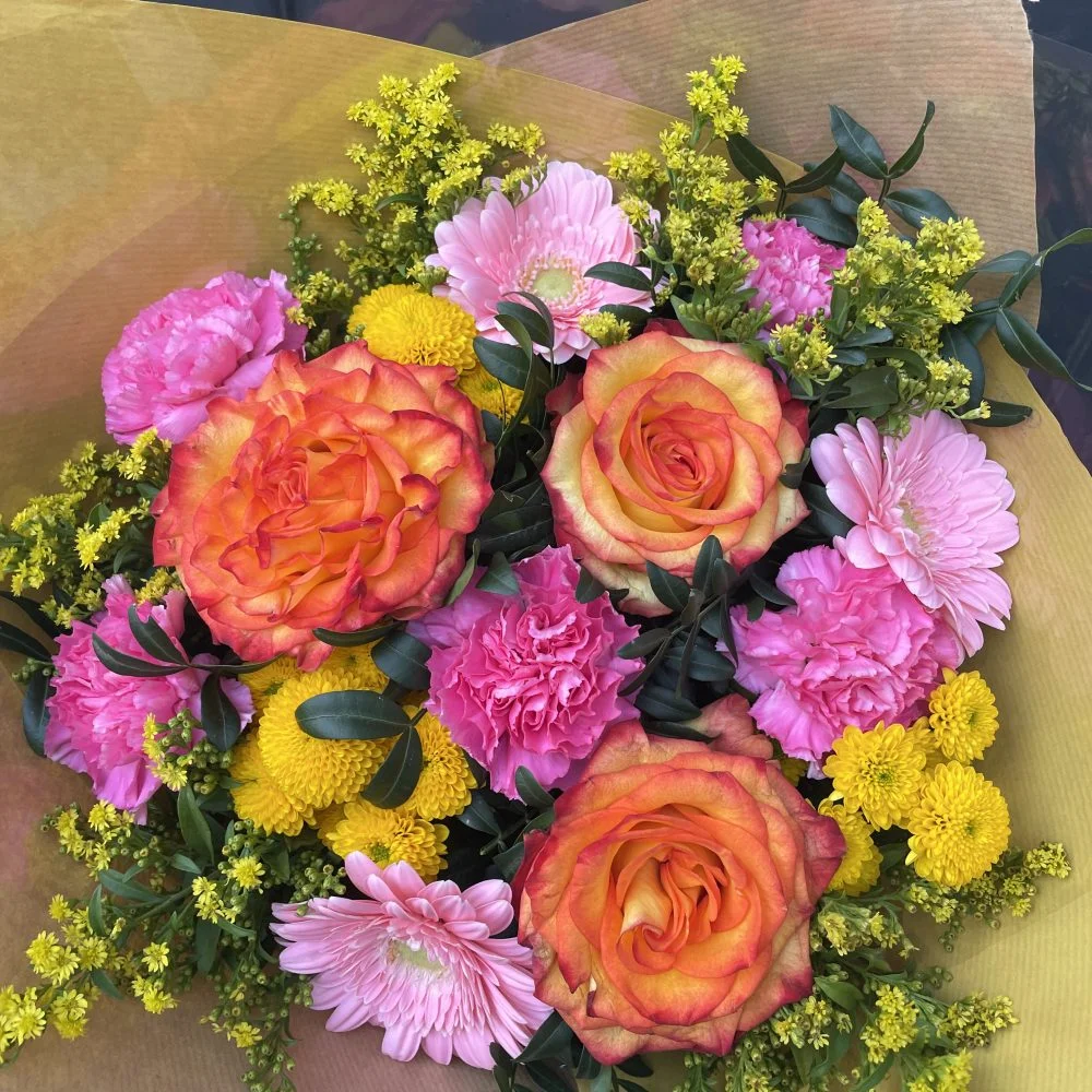 Bouquet Multicolore Surprise (fleurs de saison selon arrivage), par La Rose d'Or, fleuriste à Ollioules