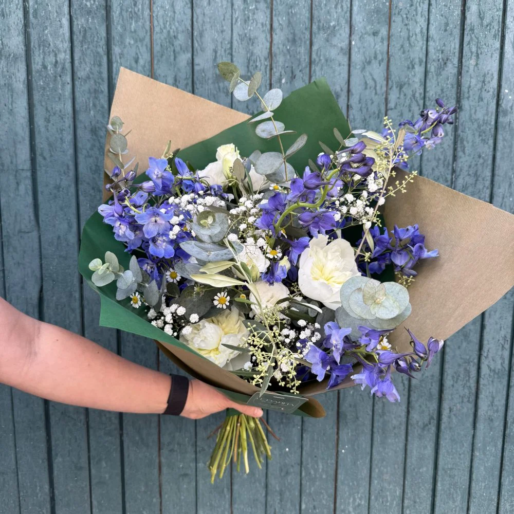Bouquet bleu et blanc ( fleurs selon arrivage ), par Le Dahlia by Estelle, fleuriste à Bordeaux