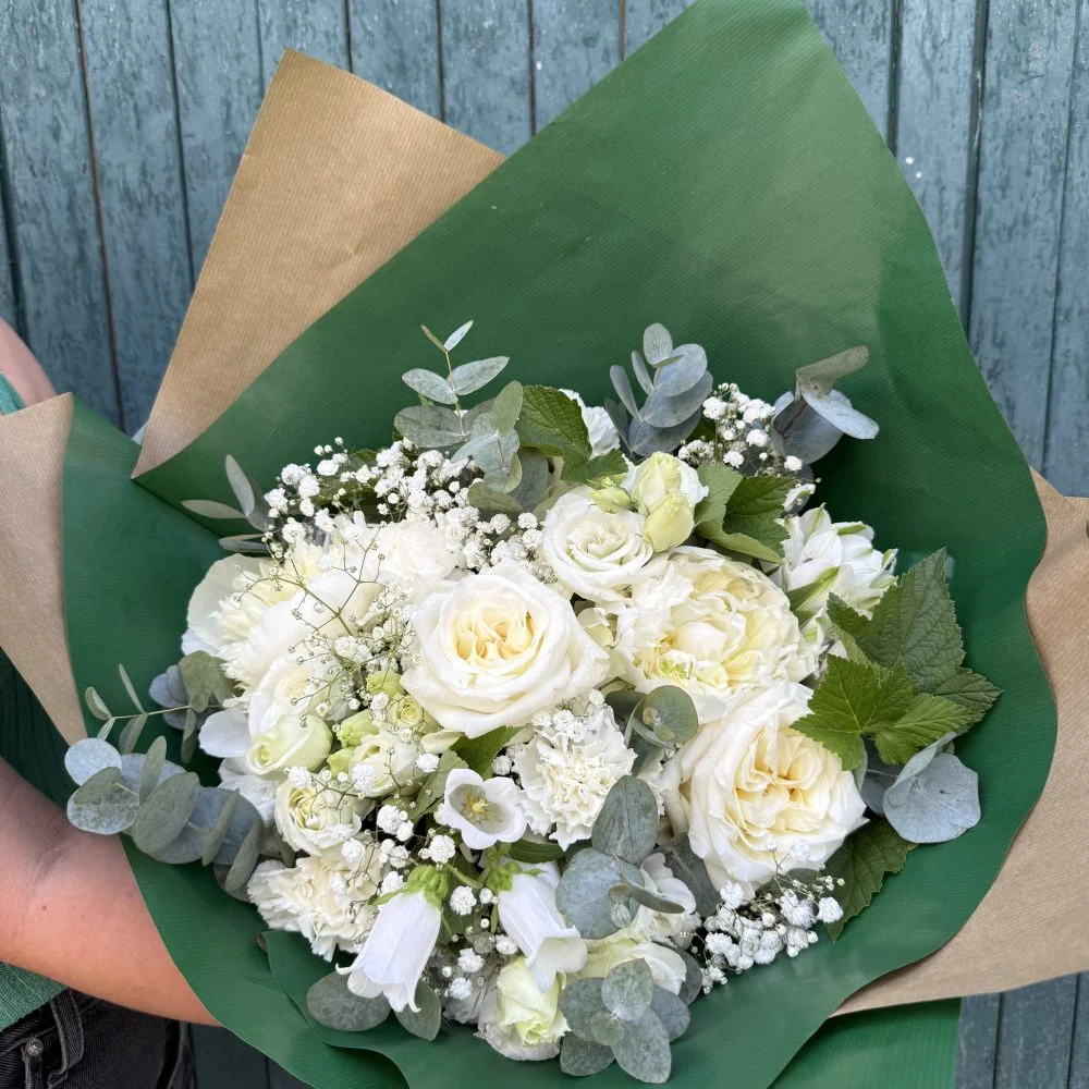 Bouquet blanc ( fleurs blanches selon disponibilité ), par Le Dahlia by Estelle, fleuriste à Bordeaux