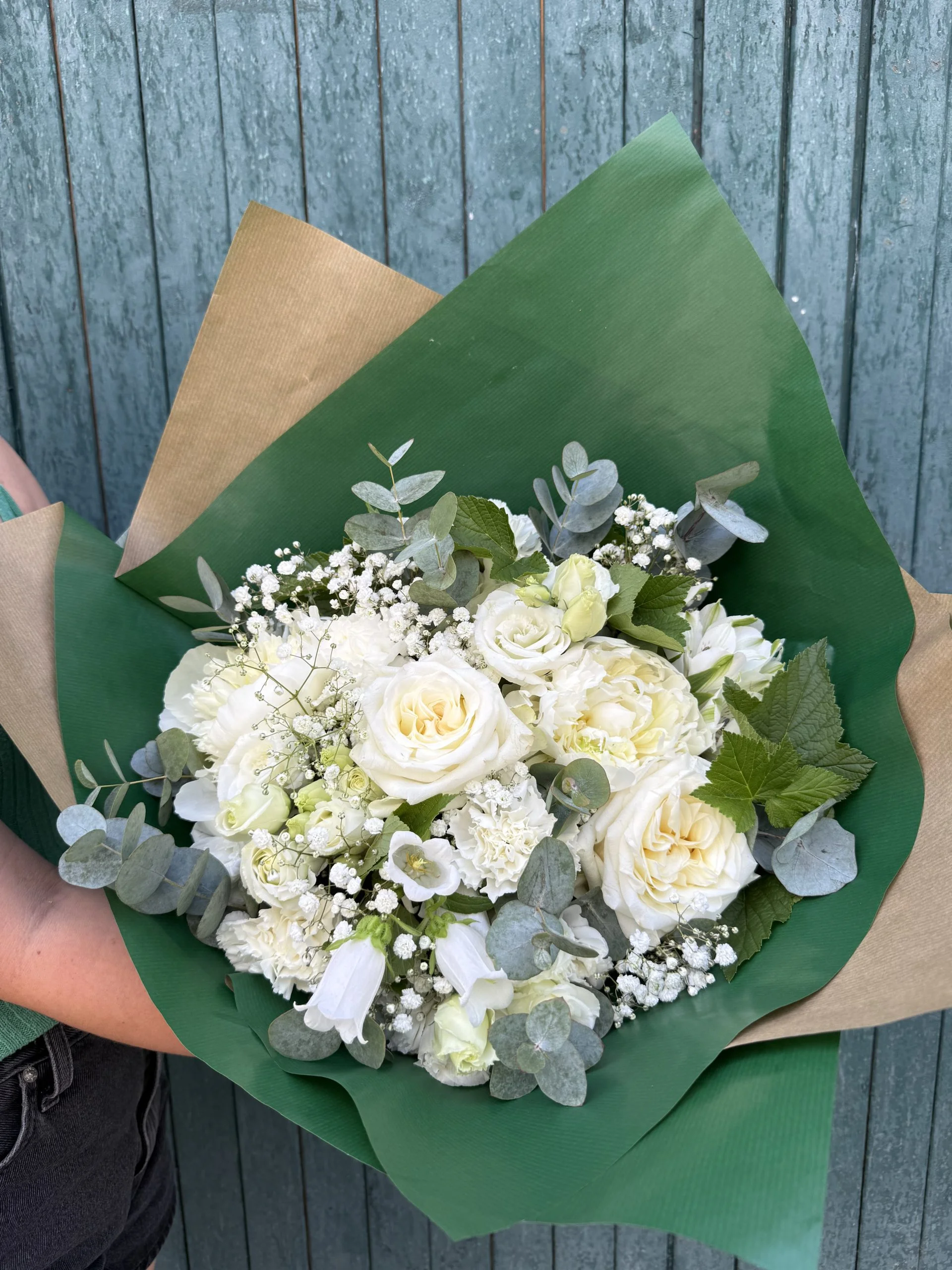 Bouquet blanc ( fleurs blanches selon disponibilité ), par Le Dahlia by Estelle, fleuriste à Bordeaux