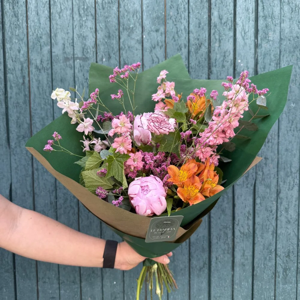 Bouquet rose et orange ( arrivage selon disponibilité ), par Le Dahlia by Estelle, fleuriste à Bordeaux