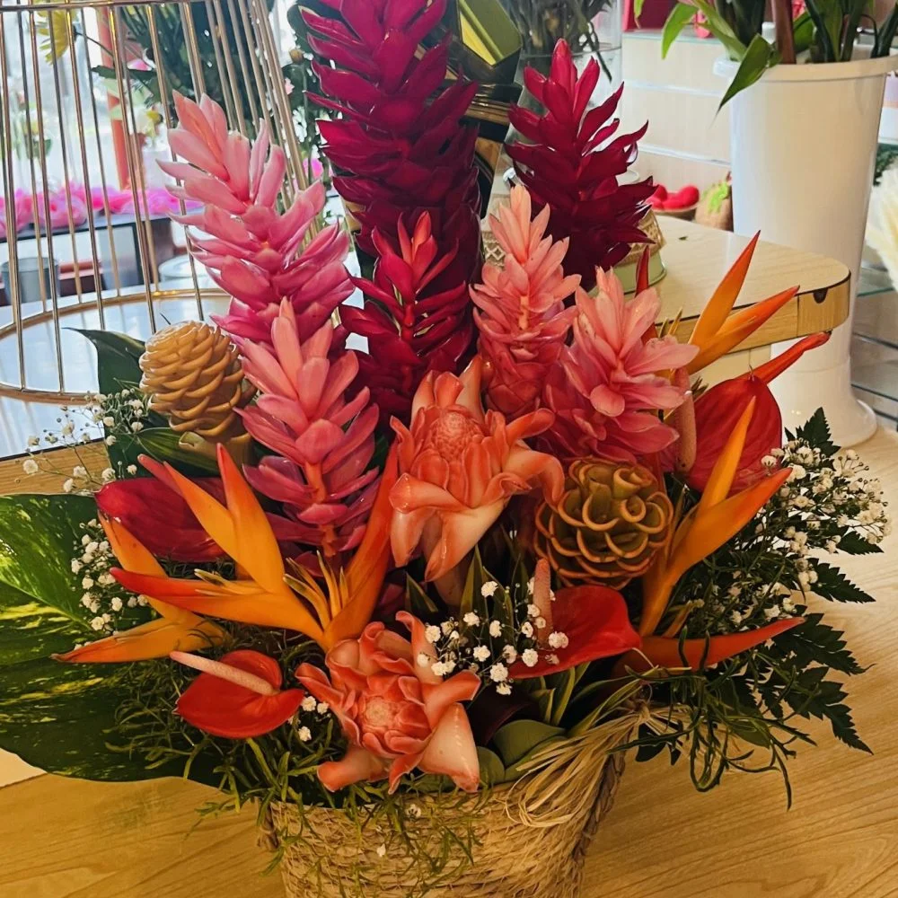 COMPOSITION EXOTIQUE PANIER, par Passion Florale by Lili-fleurs, fleuriste à Le Moule