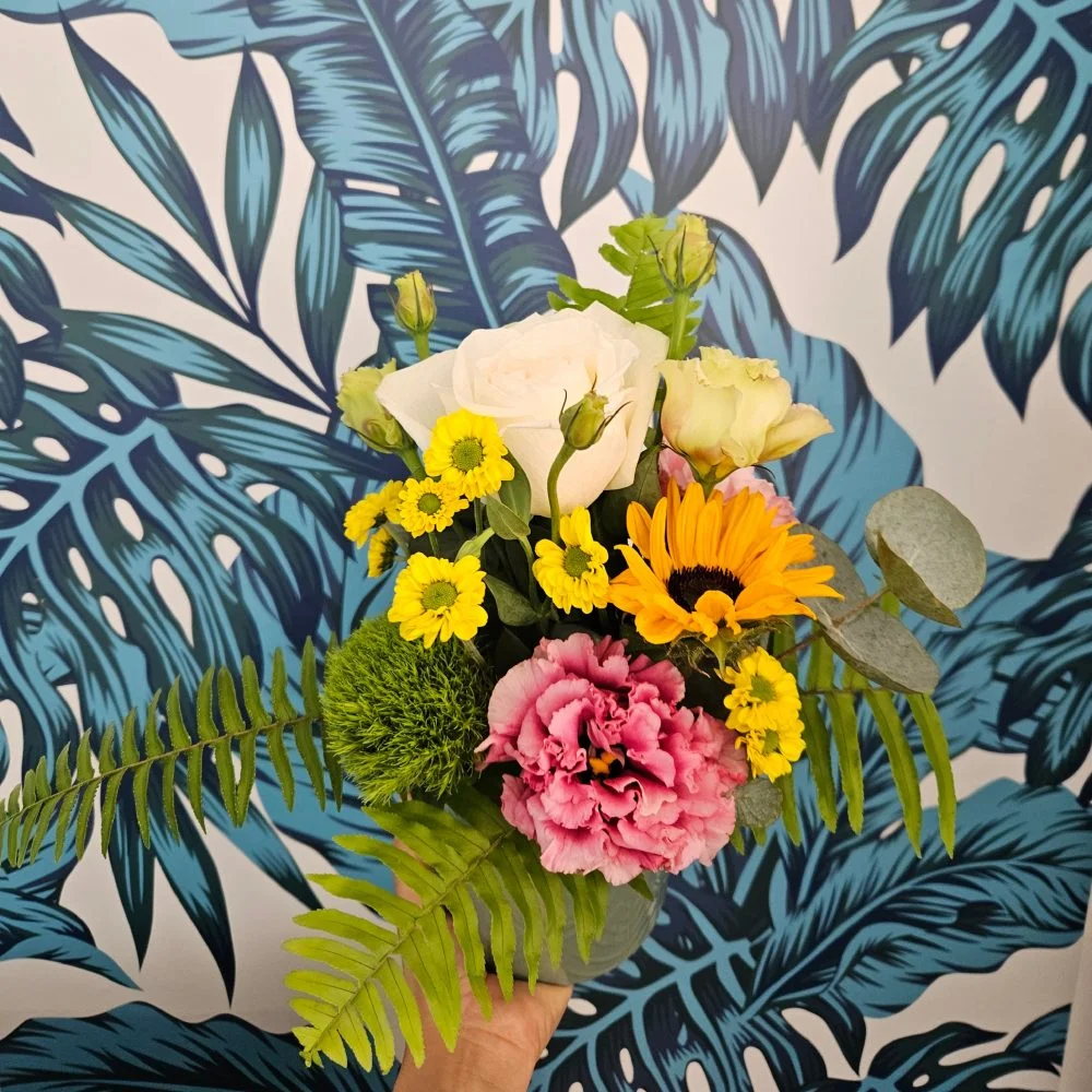 Composition piquée Bonne Fête, par Sita Fleurs, fleuriste à Le Tampon