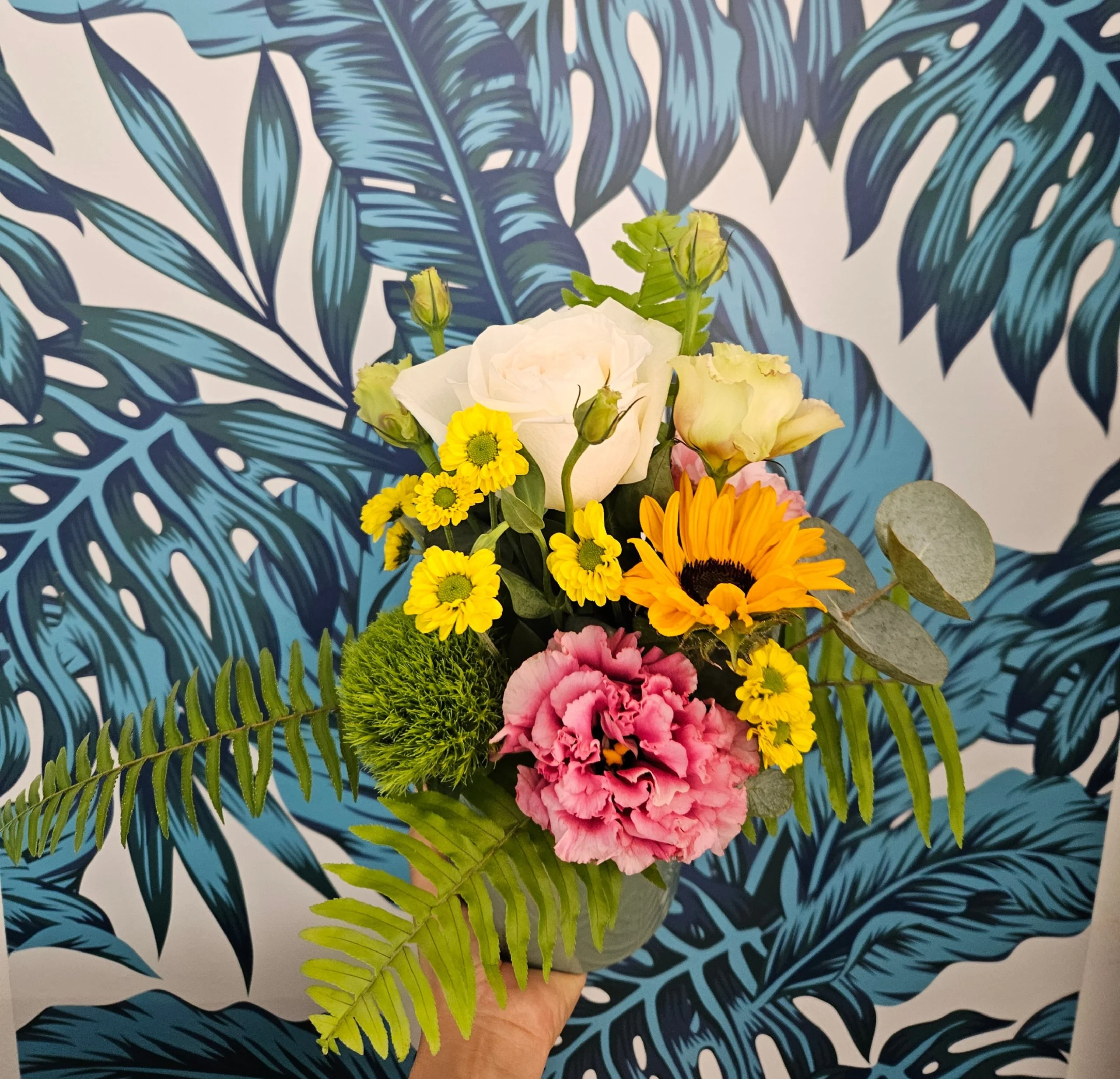 Composition piquée Bonne Fête, par Sita Fleurs, fleuriste à Le Tampon