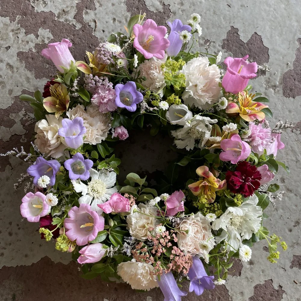 Couronne de fleurs fraîches pour un hommage, par Atelier floral'terre & FLEURS', fleuriste à Pléneuf-Val-André