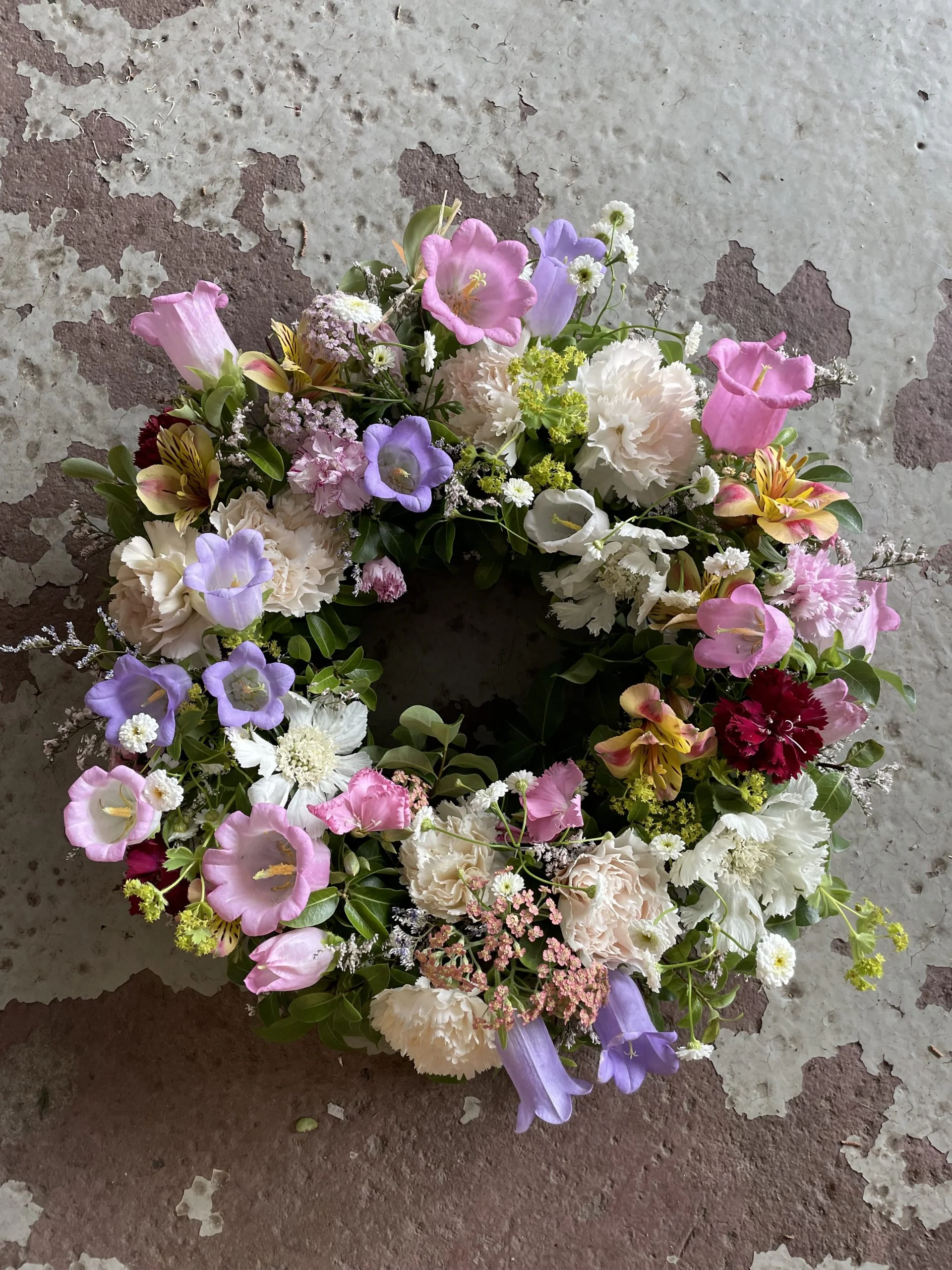 Couronne de fleurs fraîches pour un hommage, by Atelier floral 'terre &amp; FLEURS', florist in Pléneuf-Val-André