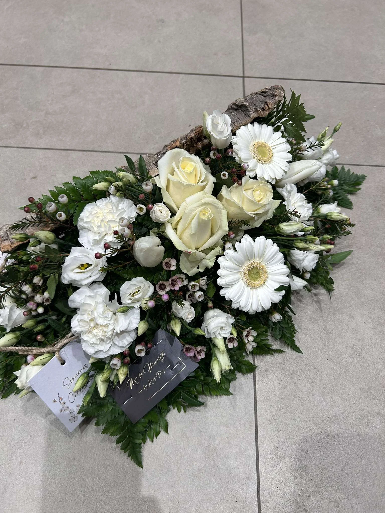 Gerbe de Deuil, par Mr. le Fleuriste, fleuriste à Brunehaut
