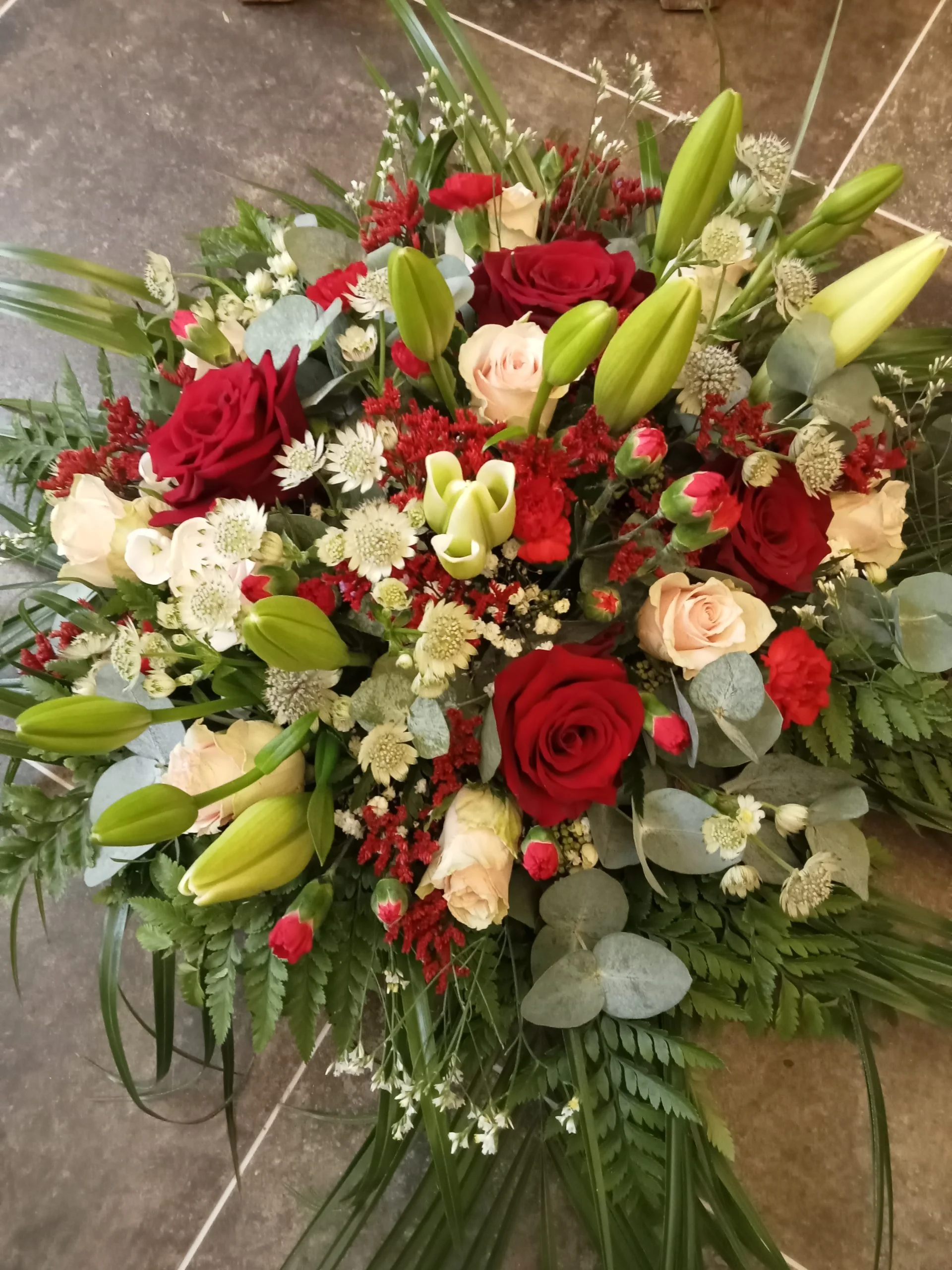 Gerbe de Deuil, par O'Capucines, fleuriste à Quimper