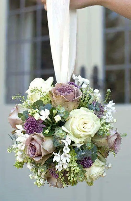 Bouquet boule Mariage, par Les fleurs de Célony, fleuriste à Aix-en-Provence