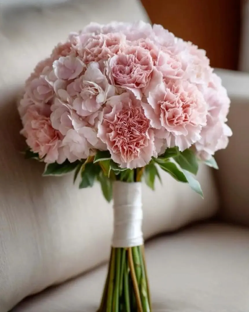 Bouquet mariage BOULE ROSE, par Les fleurs de Célony, fleuriste à Aix-en-Provence