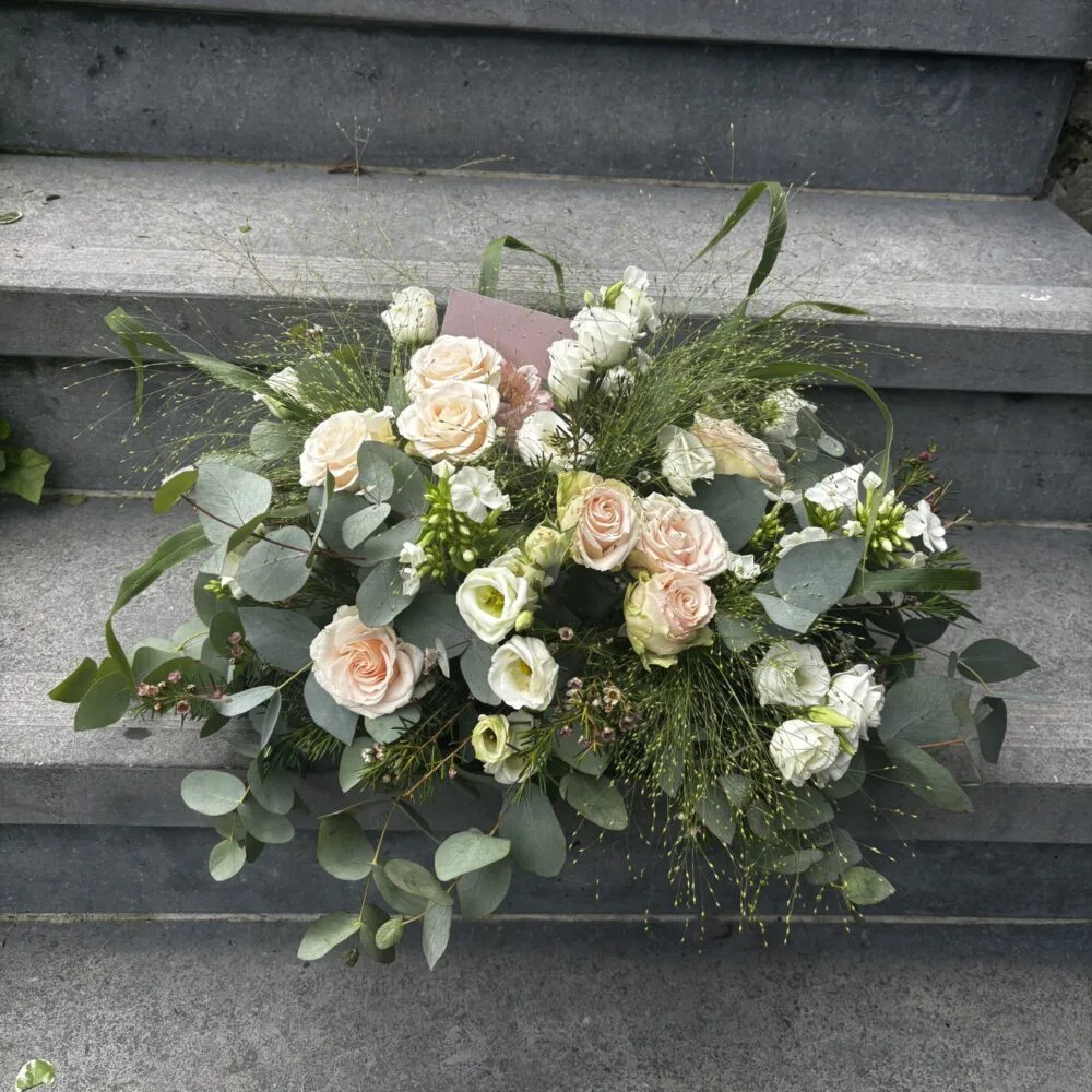 🤍 Dernier hommage - Format S, par Lily Bloom by Mely, fleuriste à Flémalle-Haute