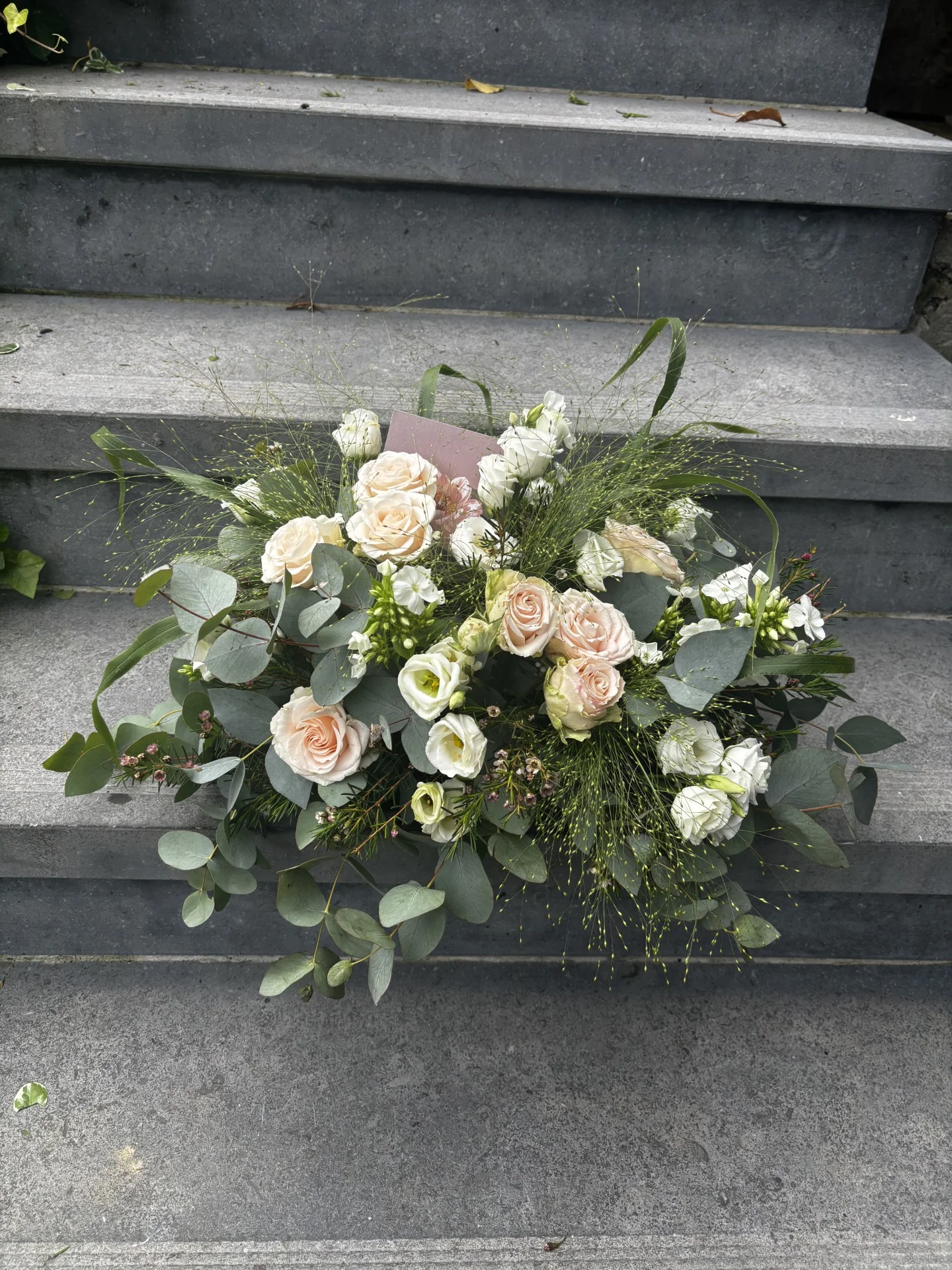 🤍 Dernier hommage – Format S, by Lily Bloom by Mely, florist in Flémalle-Haute
