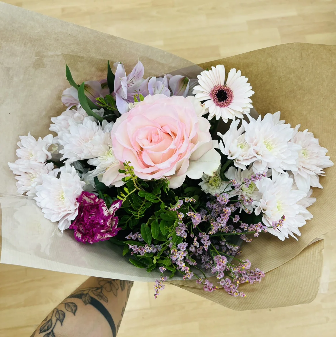 Bouquet champêtres tons pastels, par Les jardins d'Anaïs, fleuriste à Marseille