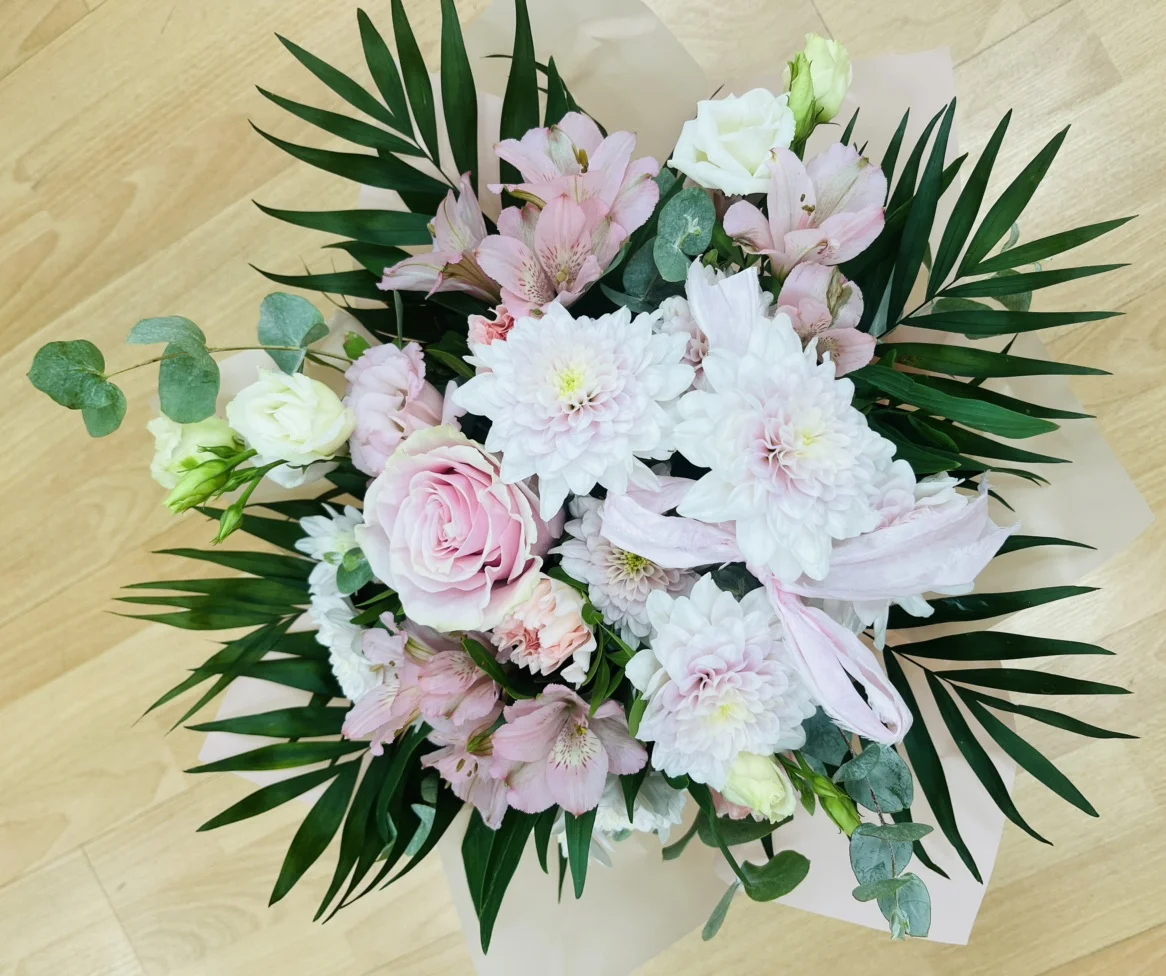 Bouquet rond tons pastels, par Les jardins d'Anaïs, fleuriste à Marseille