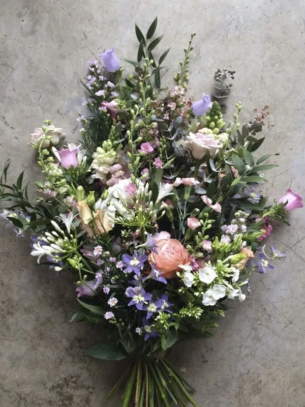 bouquet deuil dernier hommage, par Art Végétal, fleuriste à Corbas