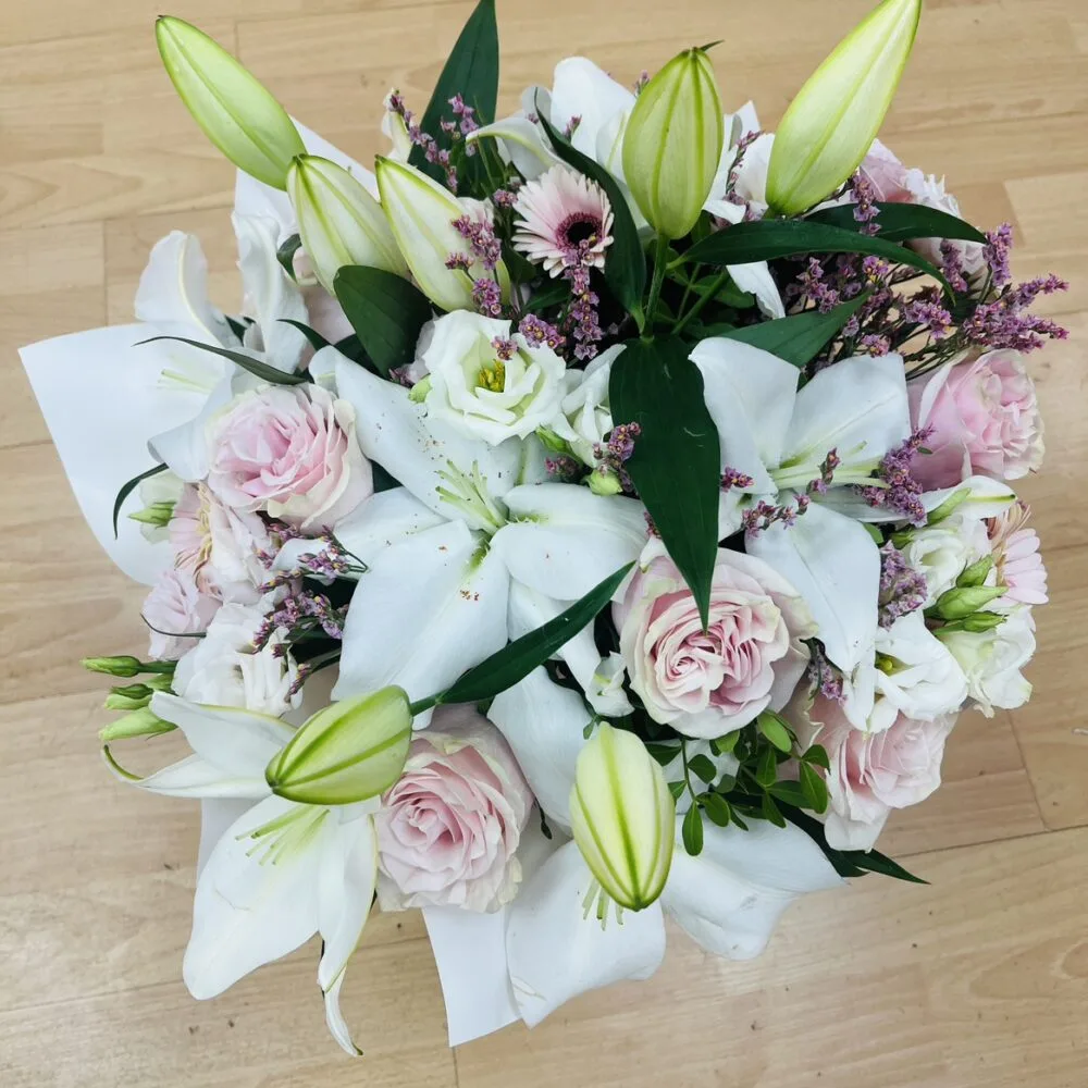 Bouquet deuil tons pastels, par Les jardins d'Anaïs, fleuriste à Marseille