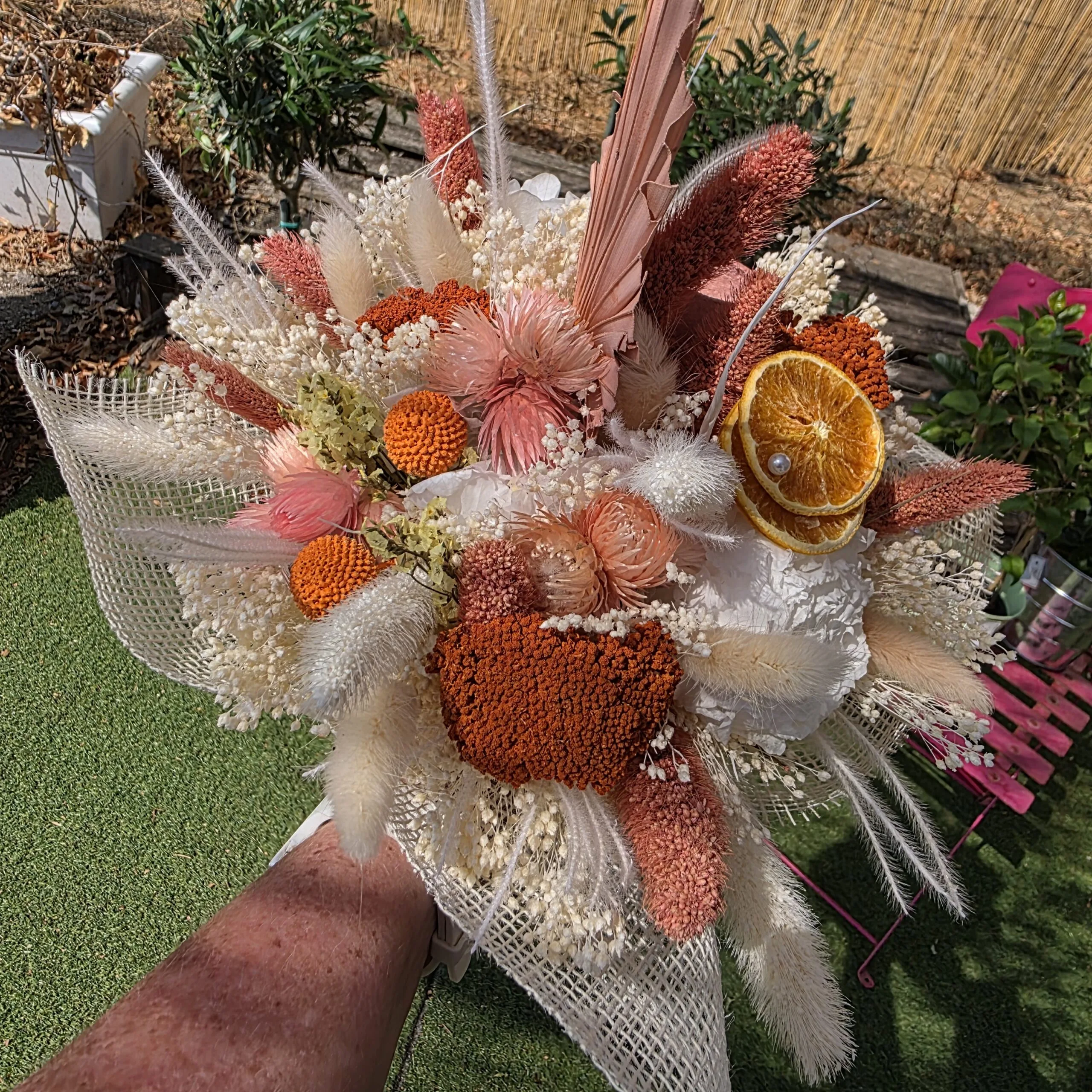 Bouquet de fleurs séchées coloris orange, par Fleurs Et Design Concept, fleuriste à Bouguenais