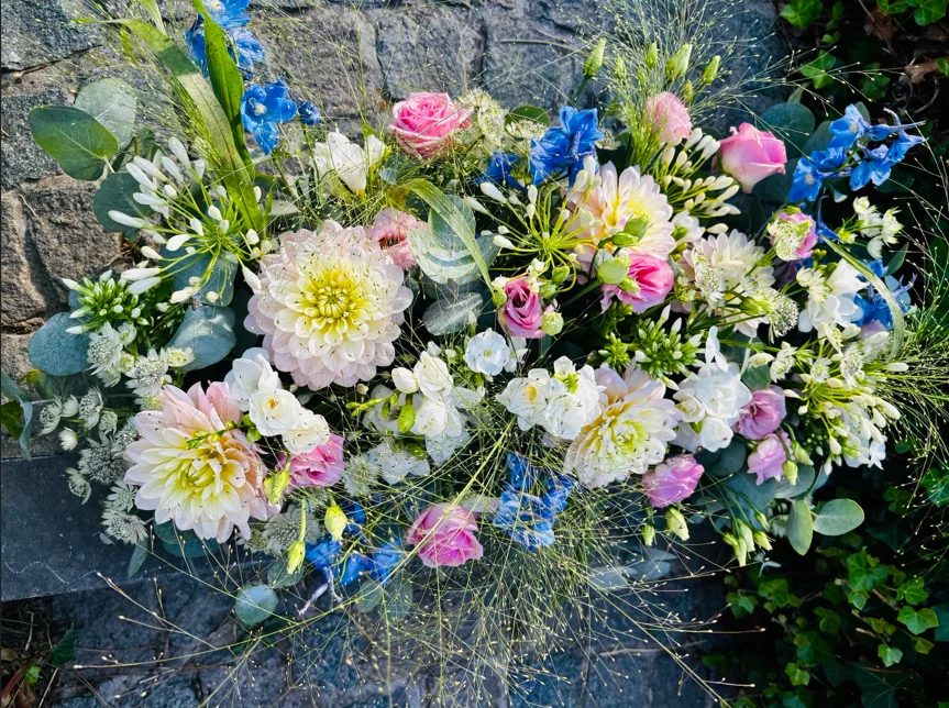 🤍 Dernier hommage – Format M, by Lily Bloom by Mely, florist in Flémalle-Haute